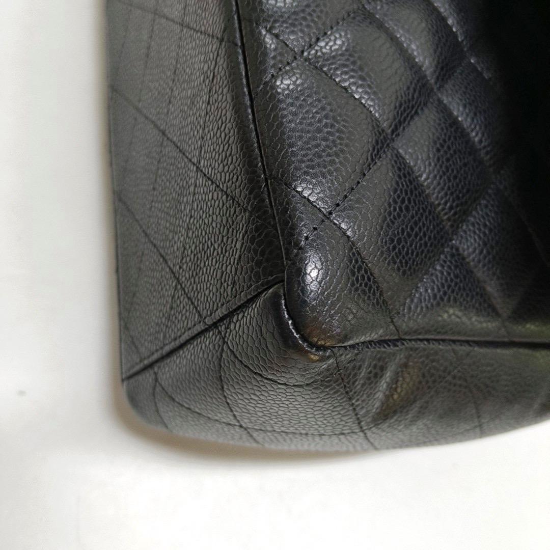 Chanel Classic Flap Maxi Cuir noir caviar à simple rabat avec quincaillerie dorée en vente 4