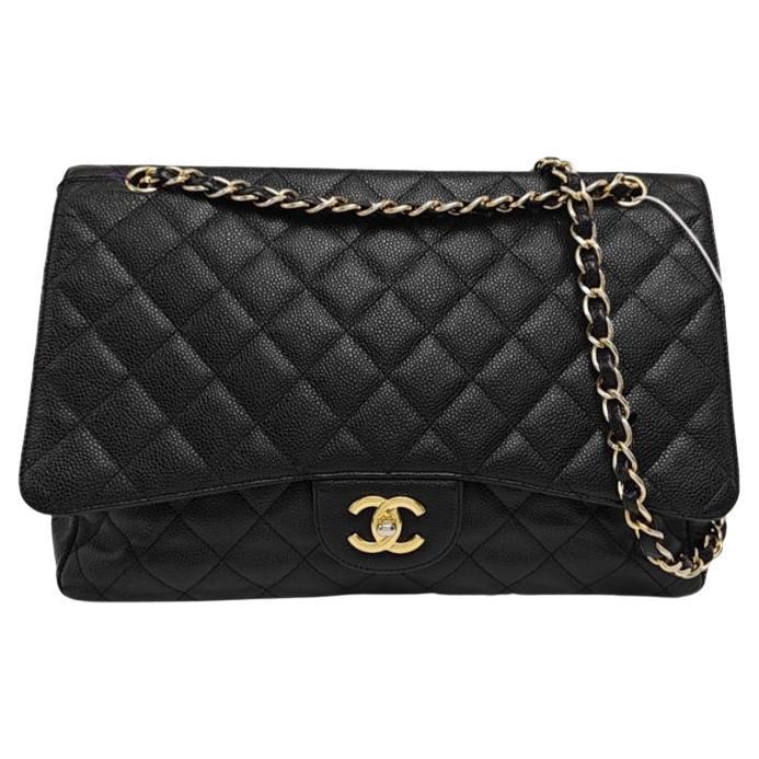 Chanel Classic Flap Maxi in pelle nera con caviale e patta singola con finiture dorate