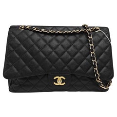 Chanel Classic Flap Maxi in pelle nera con caviale e patta singola con finiture dorate