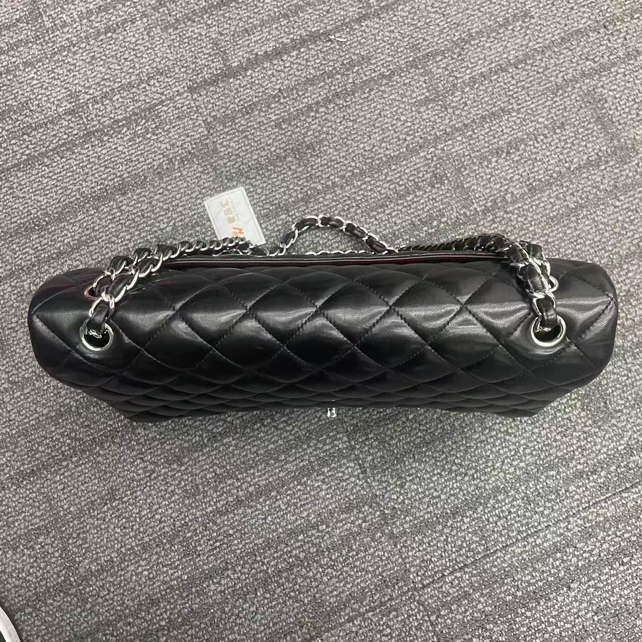 Chanel Classic Flap Maxi Noir Cuir d'Agneau Double Rabat Argenté 2013-14
Il s'agit de photos professionnelles du sac offert par Luxbags.
ÉTAT : EXCELLENT
Légers plis près du bas et sur le dos près du haut. Les coins, les bords et l'intérieur sont