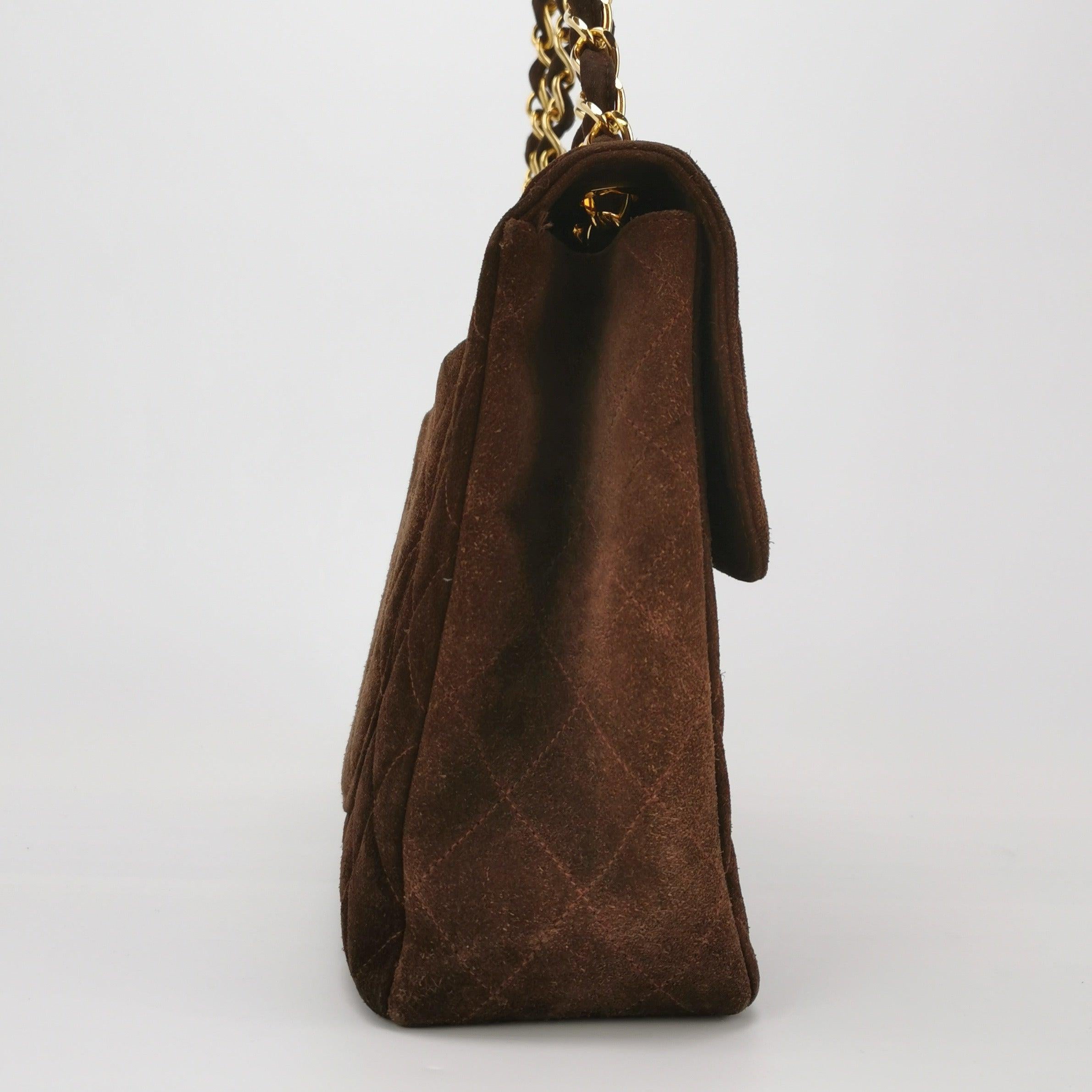Chanel Classic Flap Maxi Chocolate Browm Suede Leather Giant Gold CC Logo In Good Condition In AUBERVILLIERS, FR