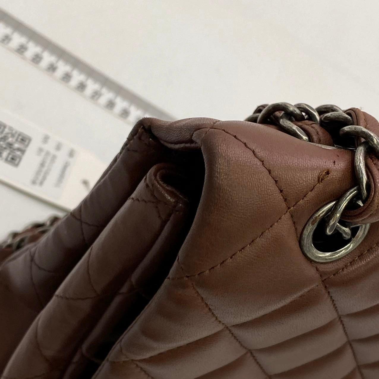 Chanel Classic Flap Maxi Chocolate Brown Lammfell Leder Single Flap Silver im Angebot 6