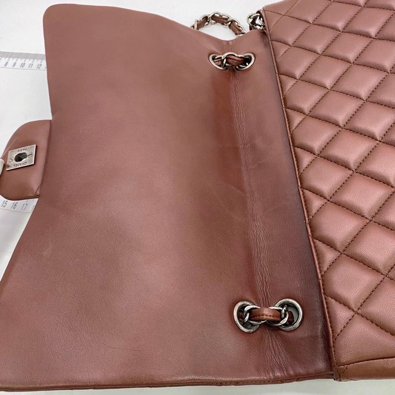 Chanel Classic Flap Maxi Chocolate Brown Lammfell Leder Single Flap Silver im Angebot 13