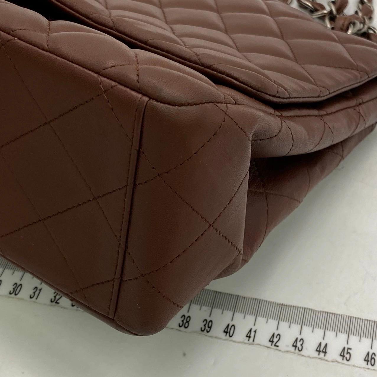 Chanel Classic Flap Maxi Chocolate Brown Lammfell Leder Single Flap Silver im Angebot 14