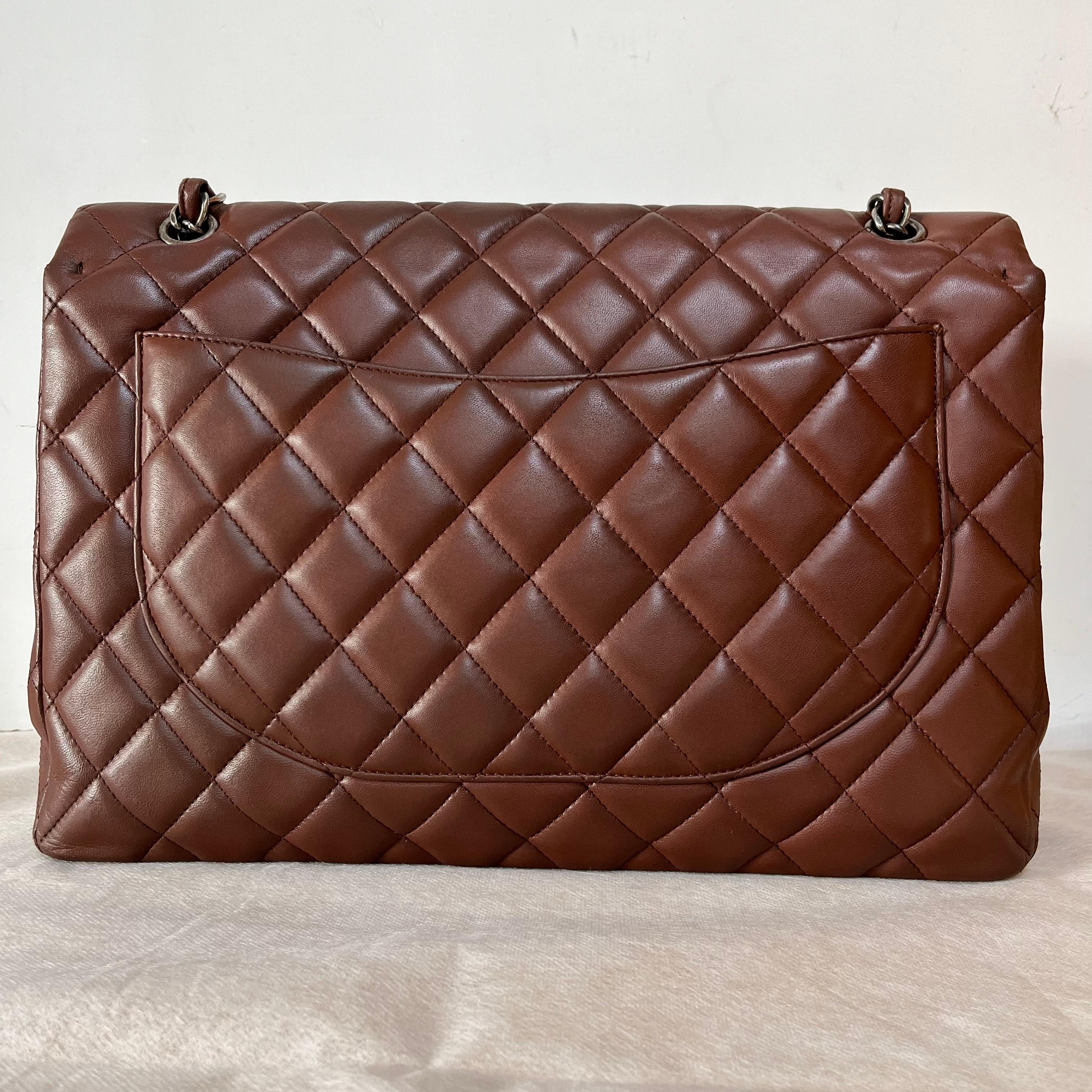 Chanel Classic Flap Maxi Schokolade Braun Lammfell Leder Einzelne Klappe Silberne Hardware
Dies sind professionelle Fotos der tatsächlich von Luxbags angebotenen Tasche.
ZUSTAND: SEHR GUT 
Leichte Knicke im unteren Bereich und auf der Rückseite im