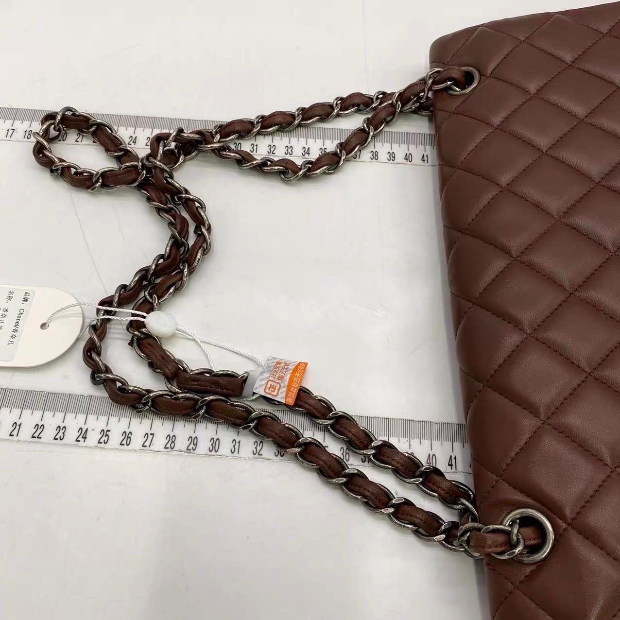 Chanel Classic Flap Maxi Chocolate Brown Lammfell Leder Single Flap Silver im Angebot 15