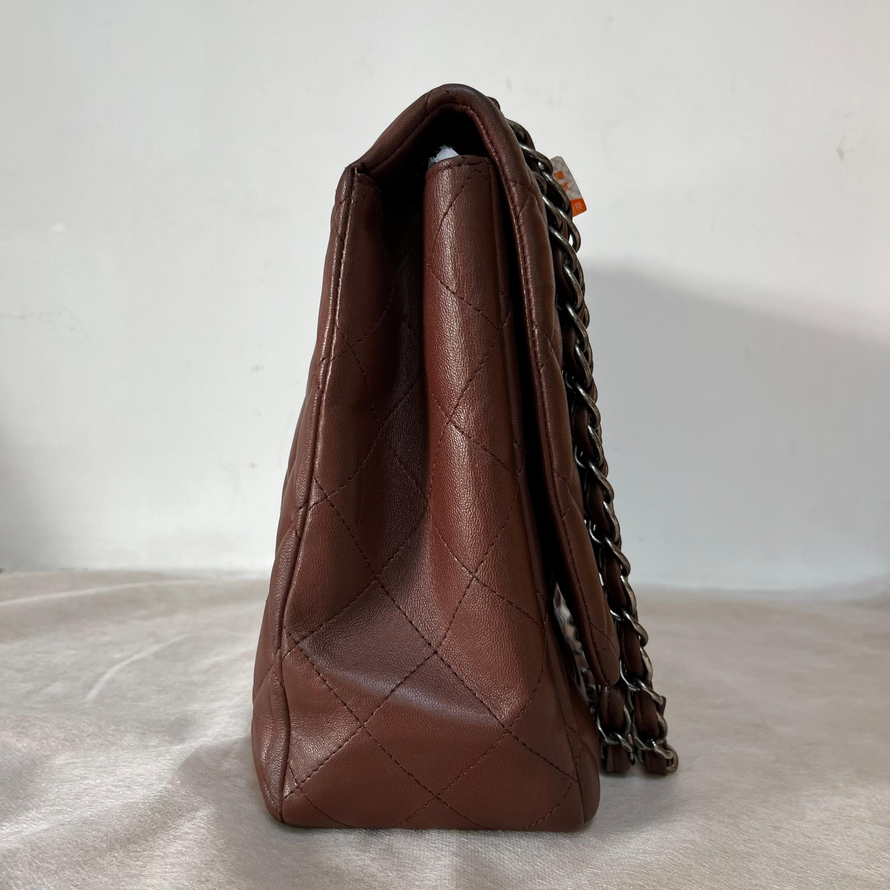 Chanel Classic Flap Maxi Chocolate Brown Lammfell Leder Single Flap Silver (Schwarz) im Angebot