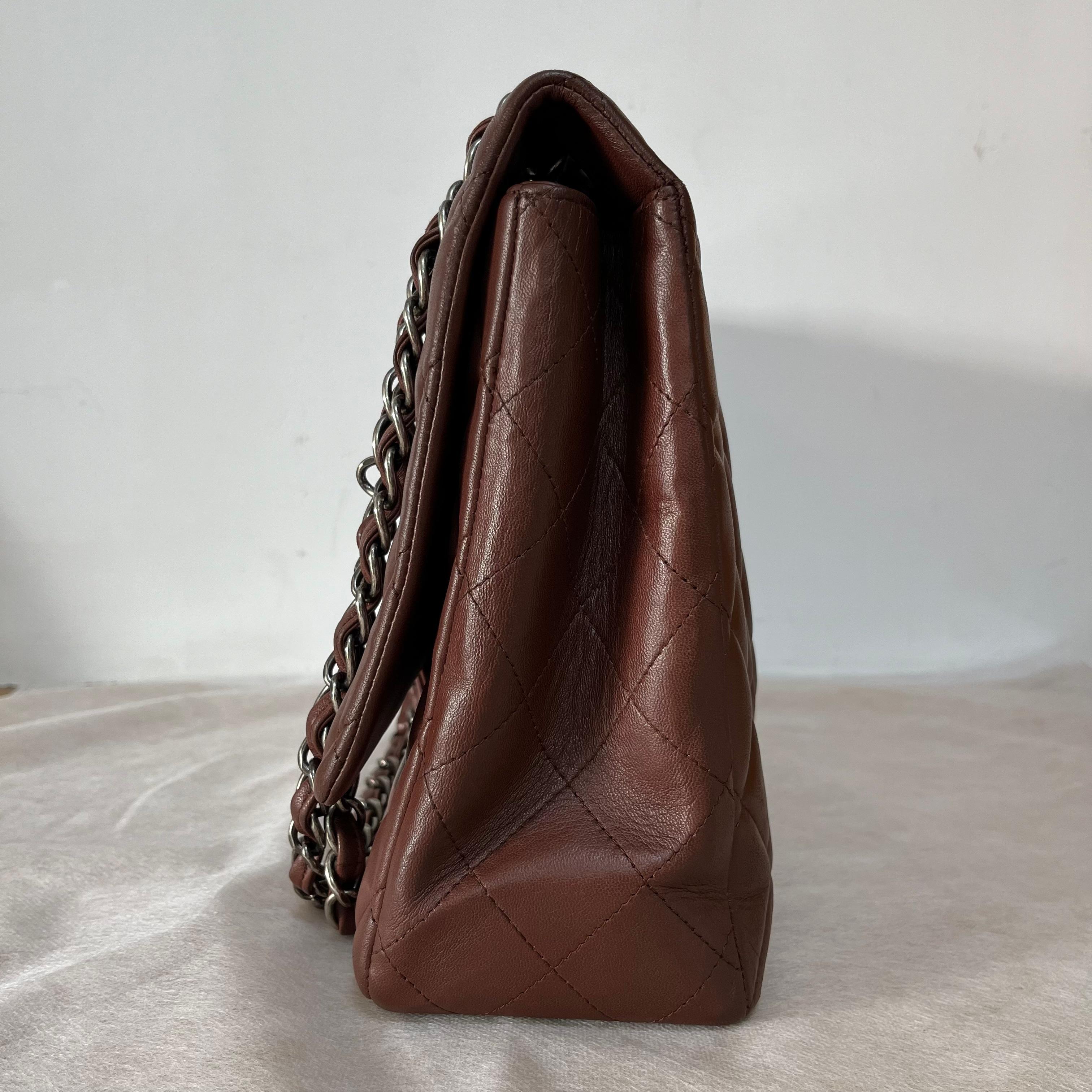 Chanel Classic Flap Maxi Chocolate Brown Lammfell Leder Single Flap Silver im Zustand „Gut“ im Angebot in AUBERVILLIERS, FR