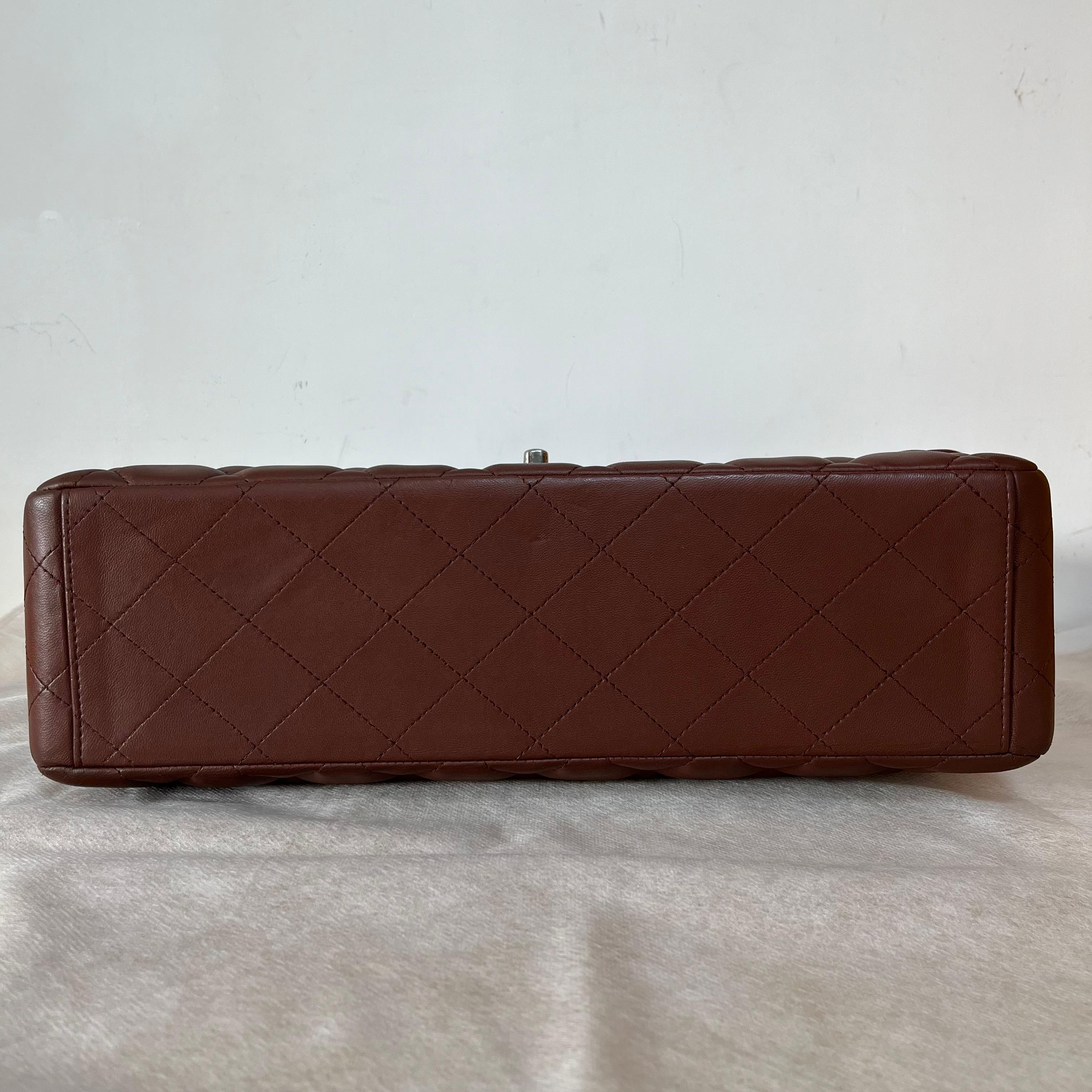 Chanel Classic Flap Maxi Chocolate Brown Lammfell Leder Single Flap Silver Damen im Angebot