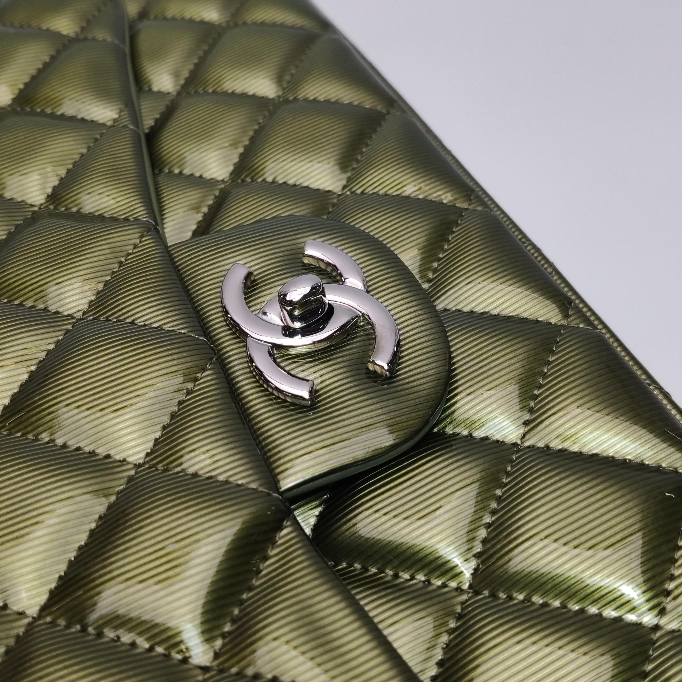 Chanel Classic Flap Maxi Metallic Green Patent Leather Double Flap Sliver HW For Sale 6