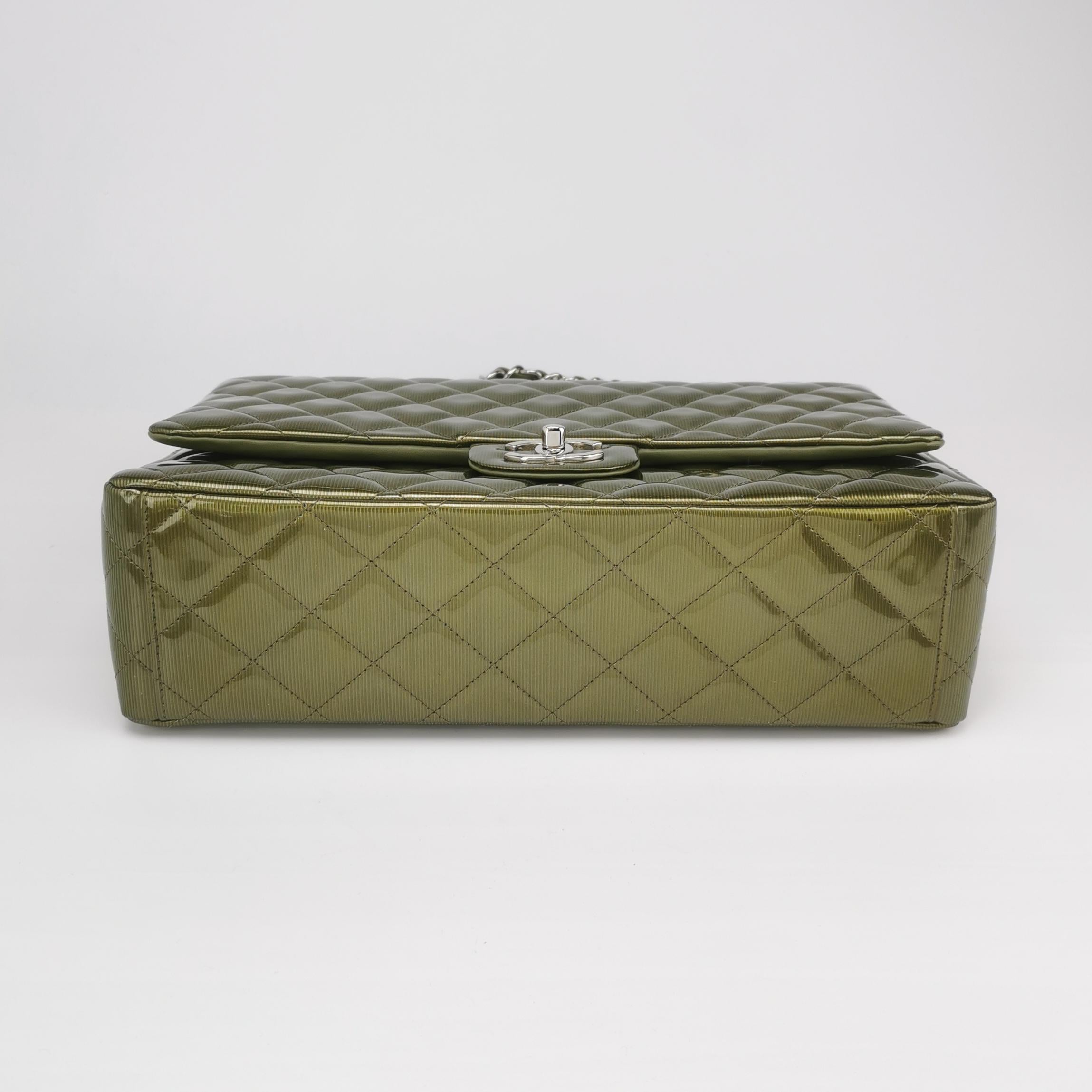 Chanel Classic Flap Maxi Metallic Green Patent Leather Double Flap Sliver HW In Good Condition For Sale In AUBERVILLIERS, FR