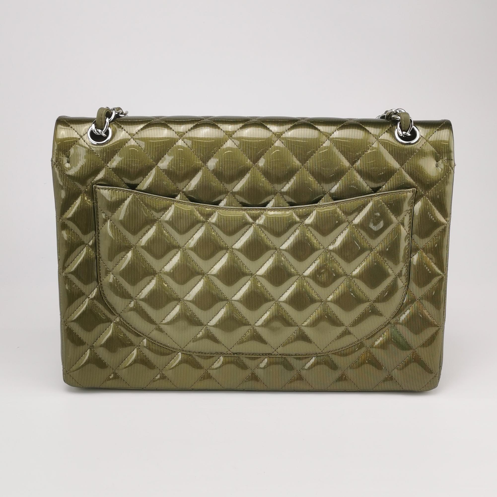 Women's Chanel Classic Flap Maxi Metallic Green Patent Leather Double Flap Sliver HW For Sale