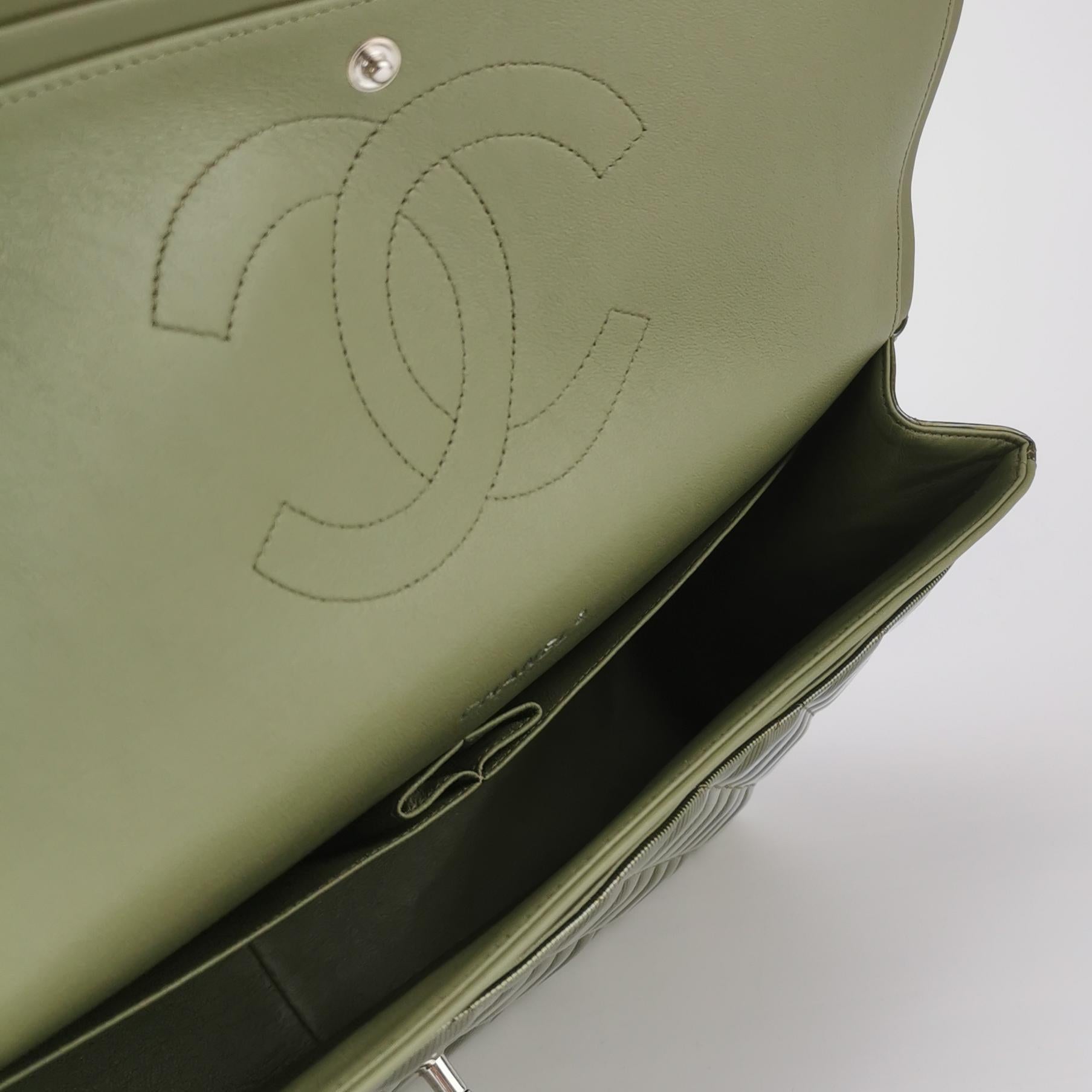 Chanel Classic Flap Maxi Metallic Green Patent Leather Double Flap Sliver HW For Sale 3