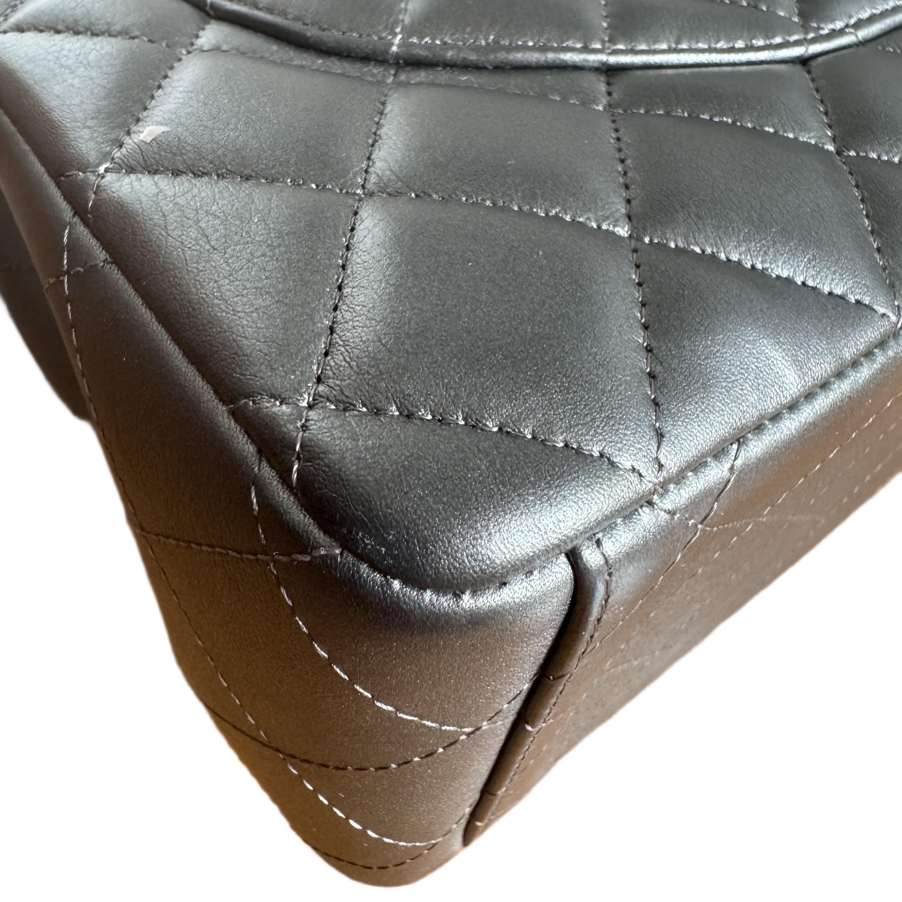 Chanel Classic Flap Maxi in pelle di agnello metallizzata con doppia patta e hardware argento in vendita 5