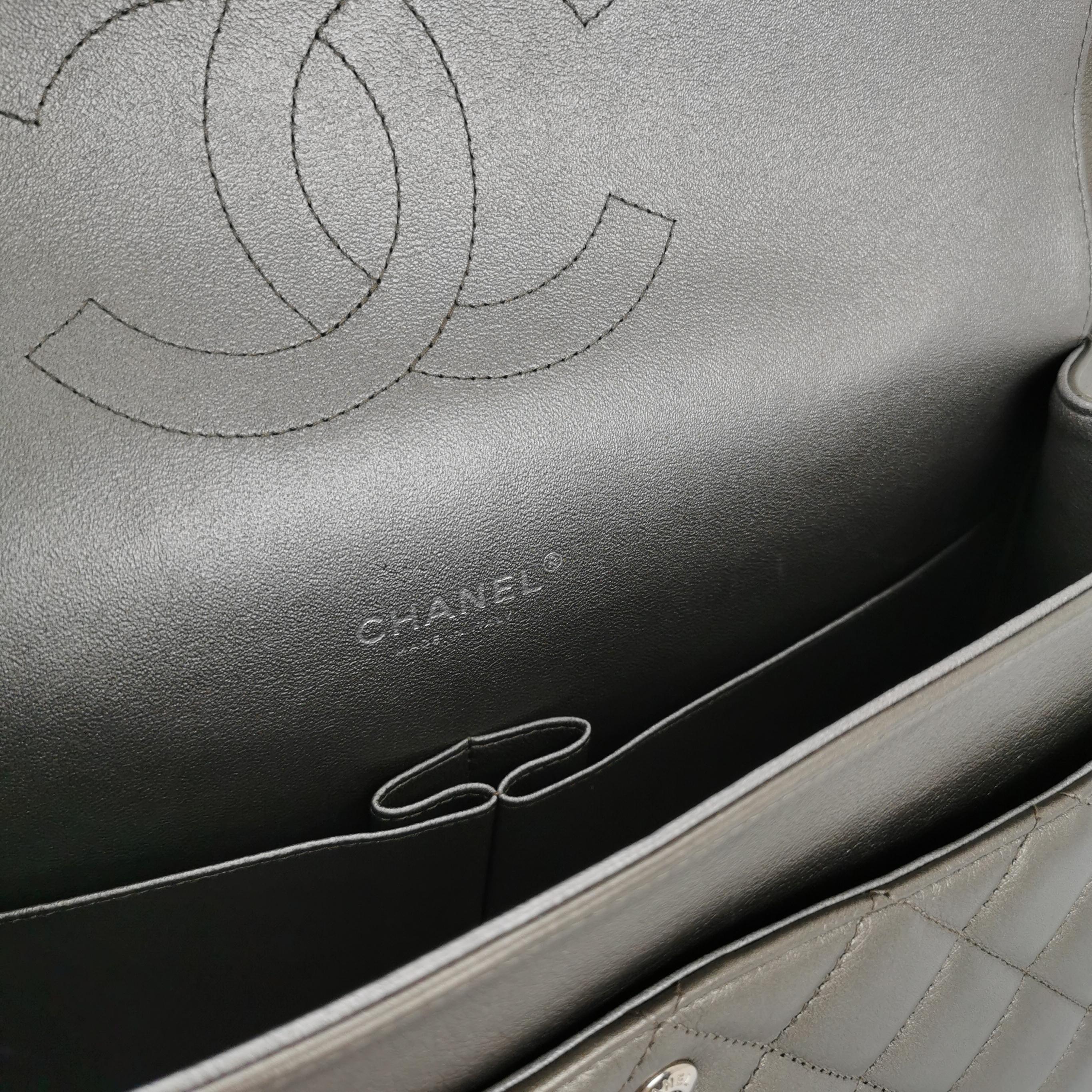 Chanel Classic Flap Maxi Metallic Lambskin Leather Double Flap Sliver Hardware in vendita 5