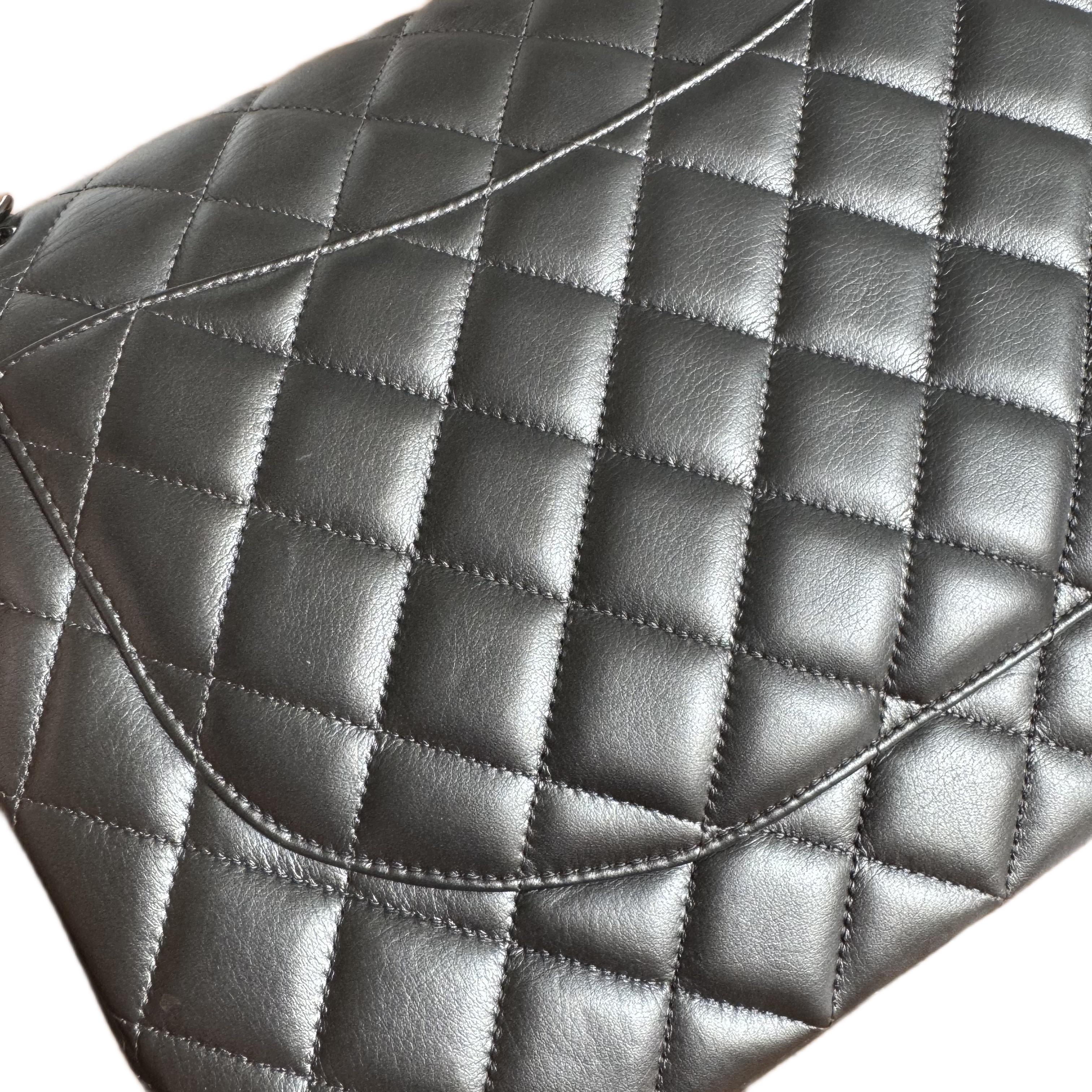 Chanel Classic Flap Maxi in pelle di agnello metallizzata con doppia patta e hardware argento in vendita 6