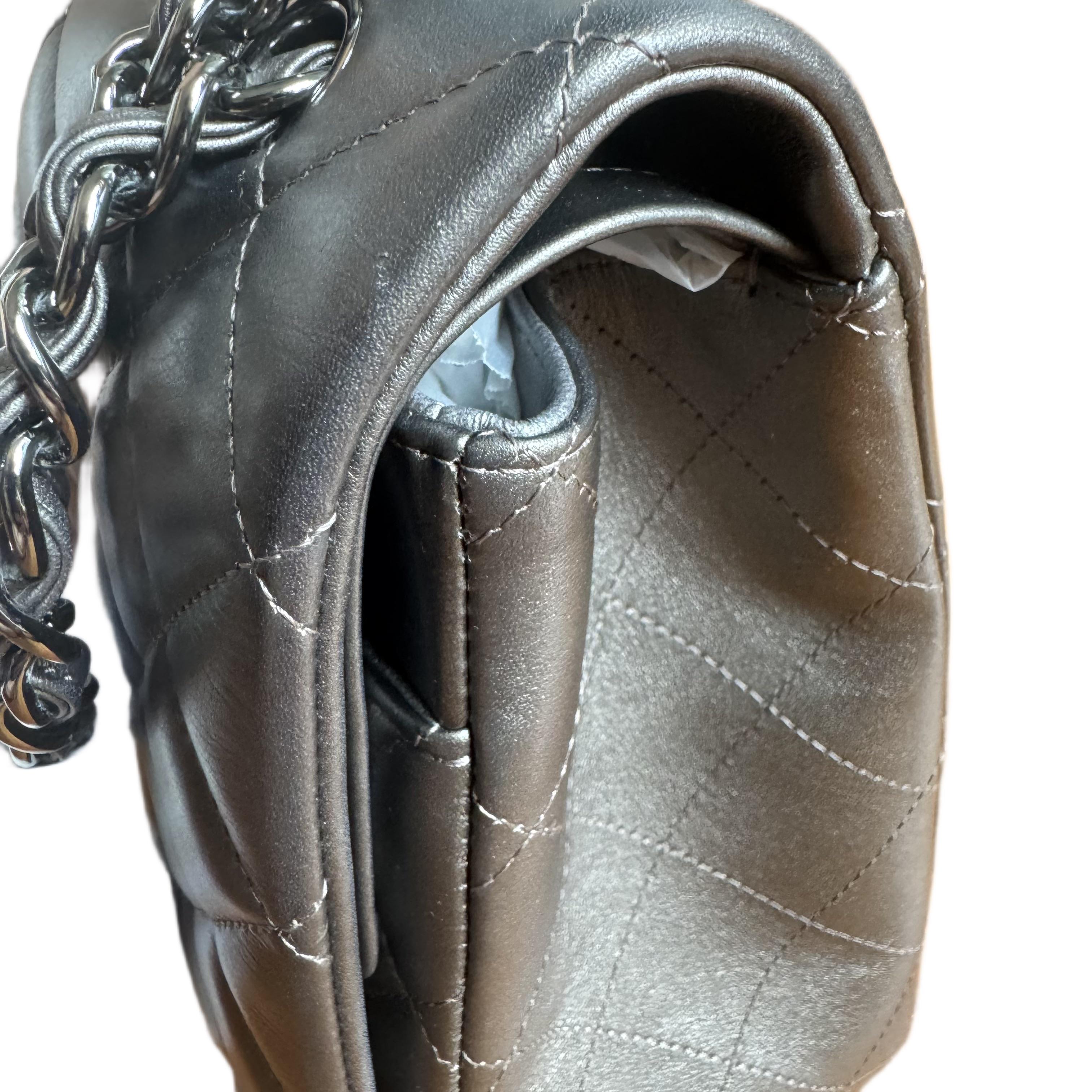 Chanel Classic Flap Maxi in pelle di agnello metallizzata con doppia patta e hardware argento in vendita 7