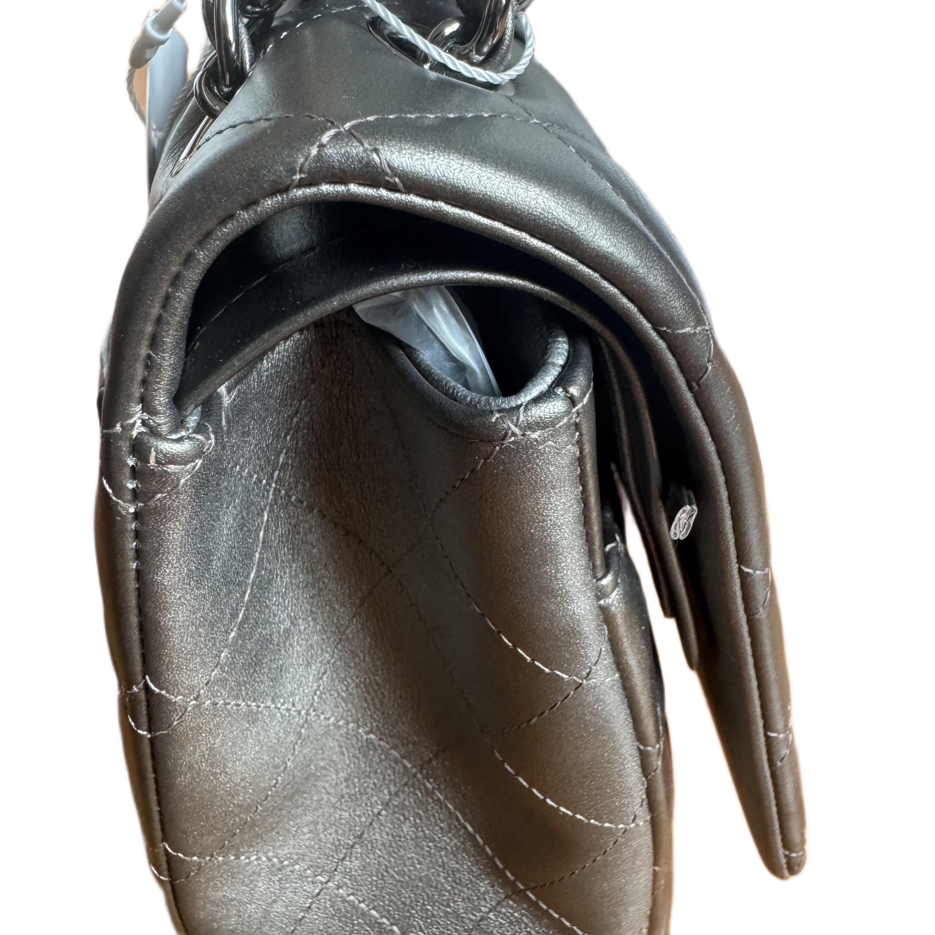 Chanel Classic Flap Maxi in pelle di agnello metallizzata con doppia patta e hardware argento in vendita 8