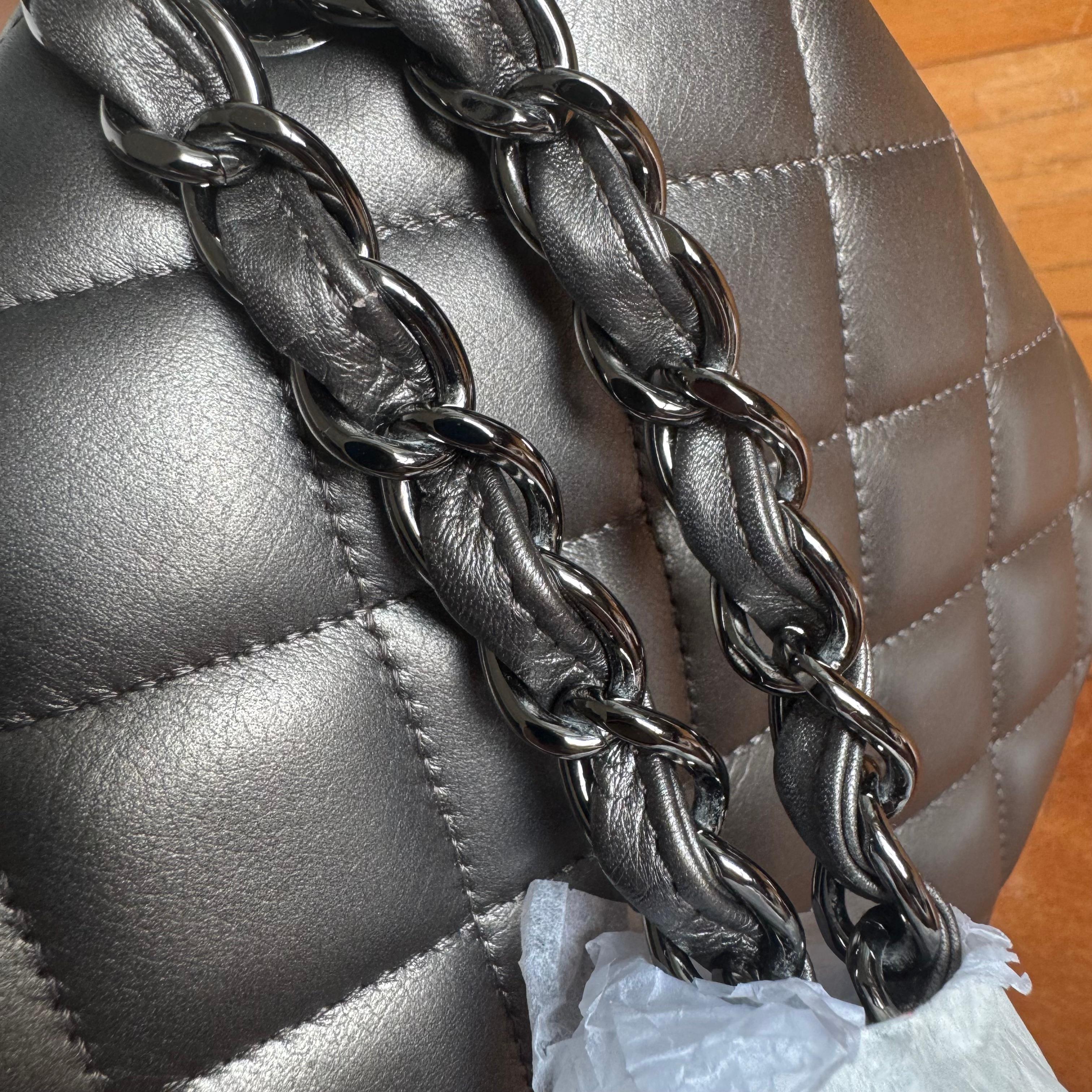 Chanel Classic Flap Maxi in pelle di agnello metallizzata con doppia patta e hardware argento in vendita 9