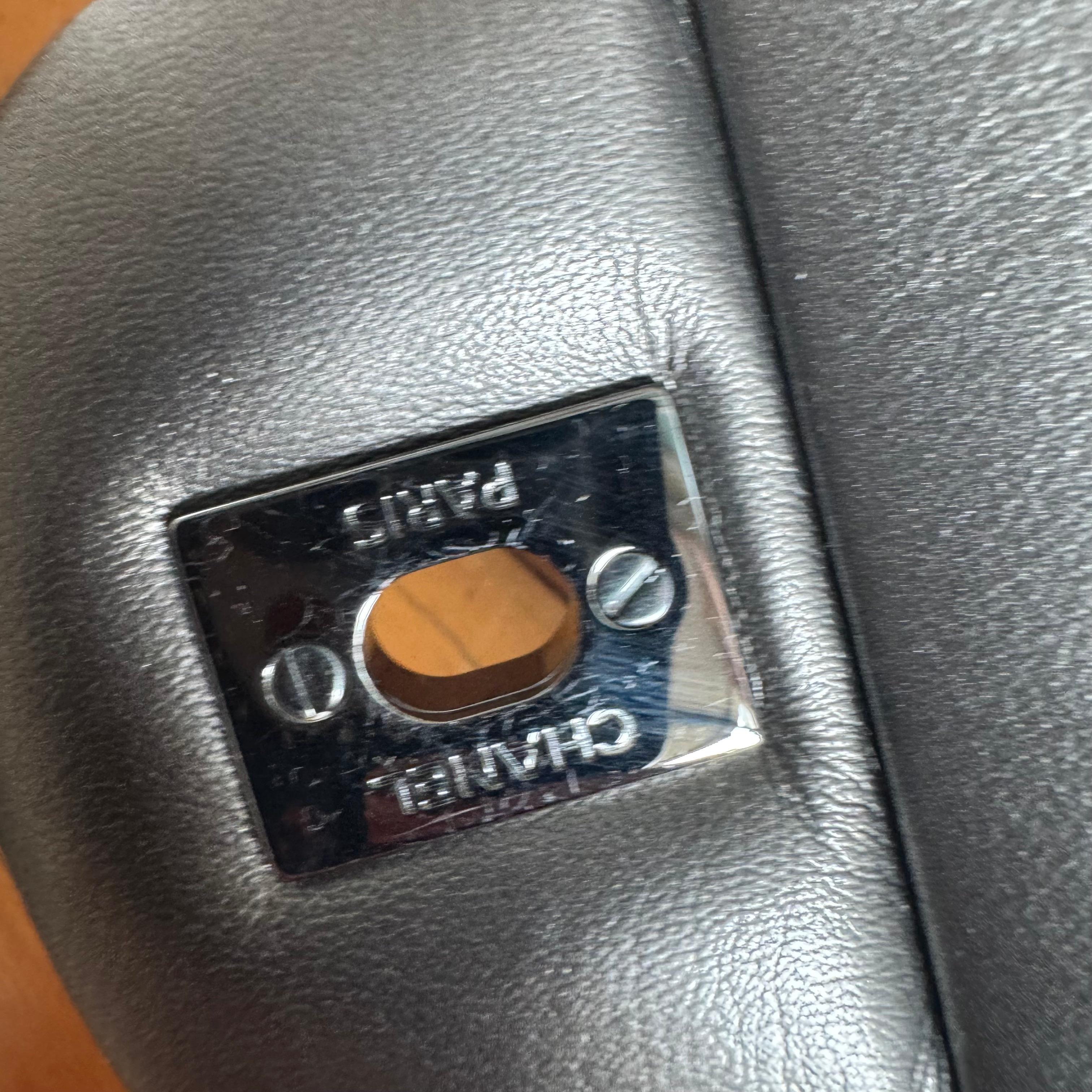 Chanel Classic Flap Maxi in pelle di agnello metallizzata con doppia patta e hardware argento in vendita 10