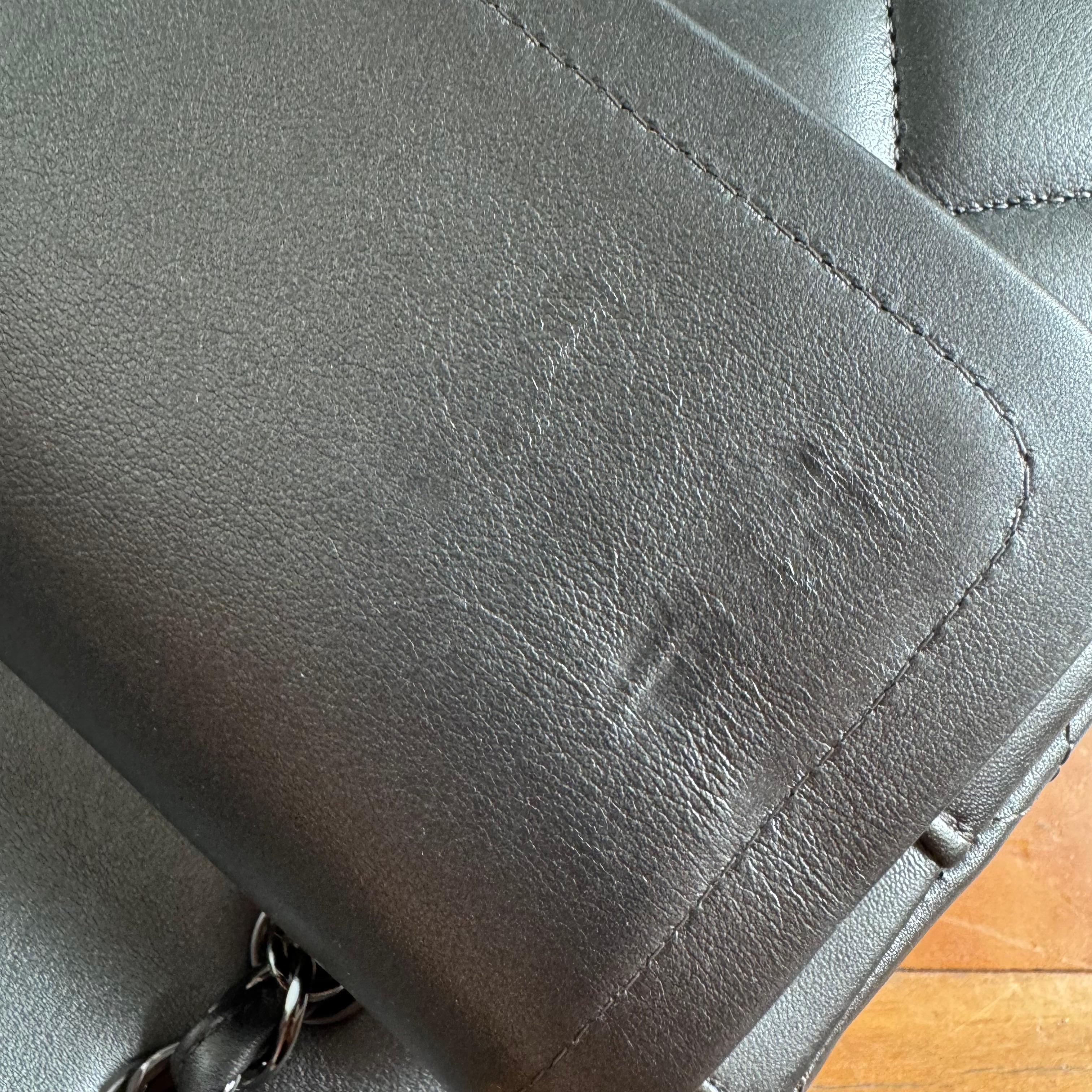 Chanel Classic Flap Maxi in pelle di agnello metallizzata con doppia patta e hardware argento in vendita 11