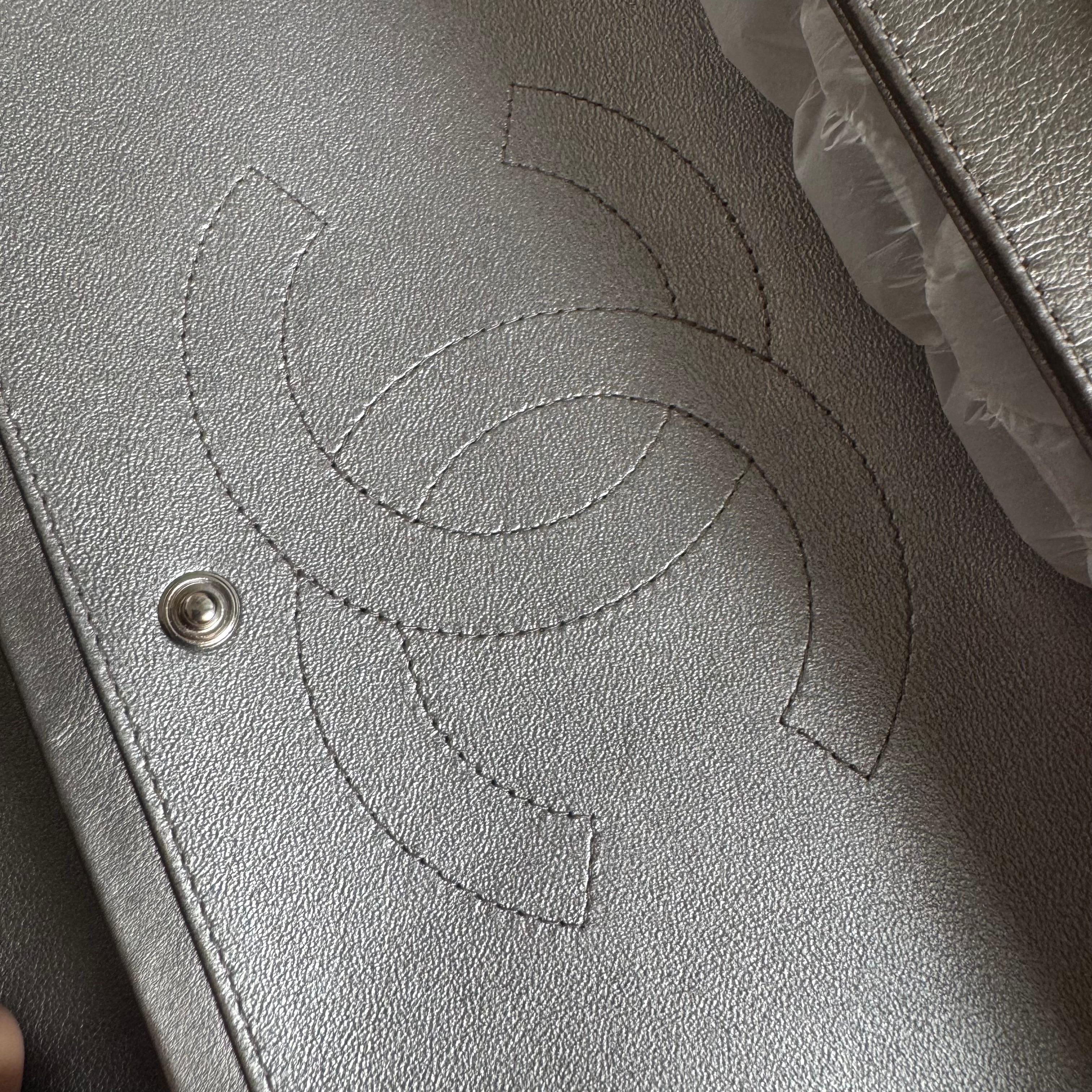 Chanel Classic Flap Maxi in pelle di agnello metallizzata con doppia patta e hardware argento in vendita 12