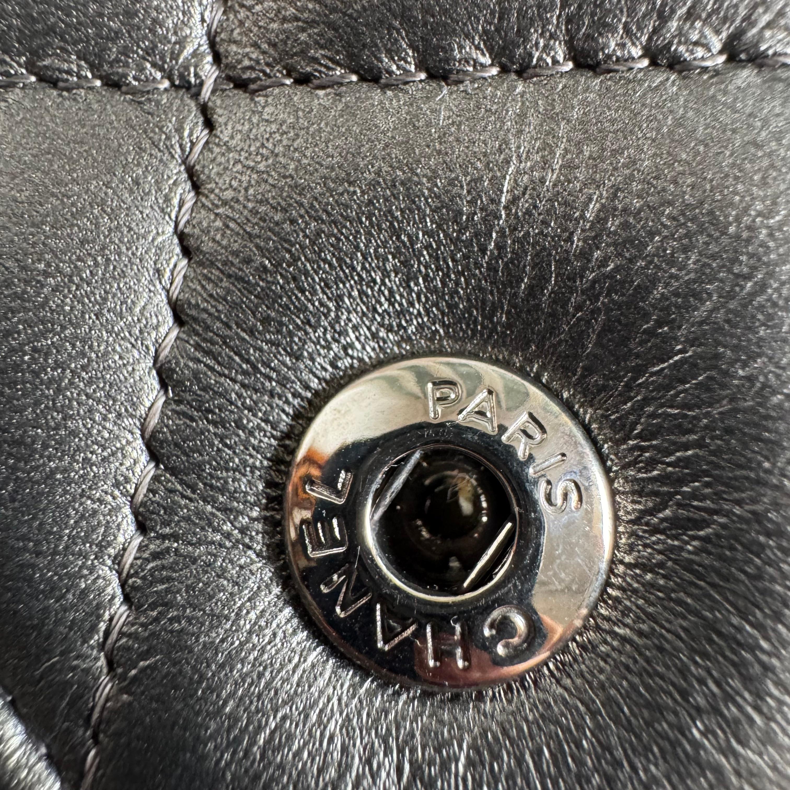 Chanel Classic Flap Maxi in pelle di agnello metallizzata con doppia patta e hardware argento in vendita 13