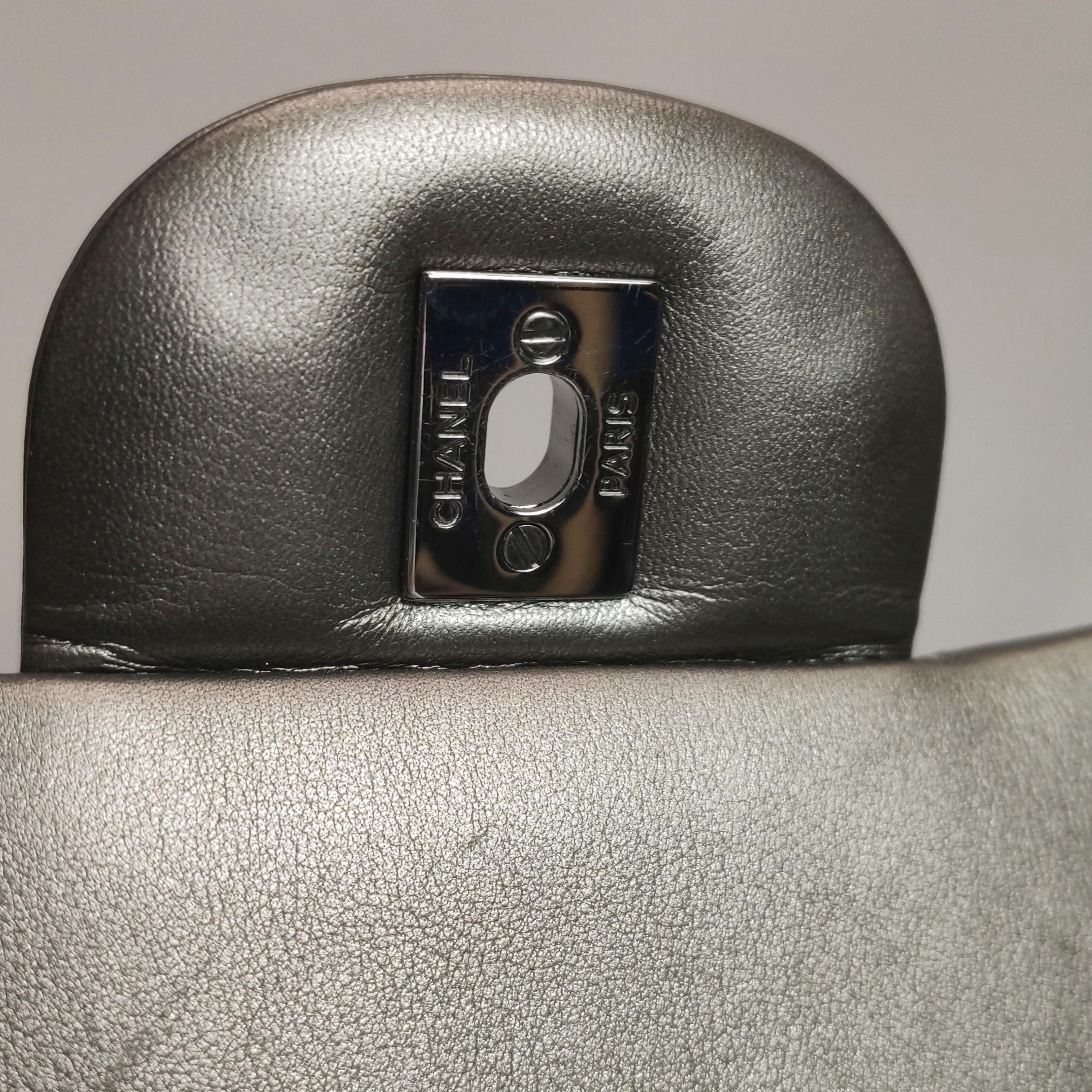 Chanel Classic Flap Maxi Metallic Lambskin Leather Double Flap Sliver Hardware in vendita 14