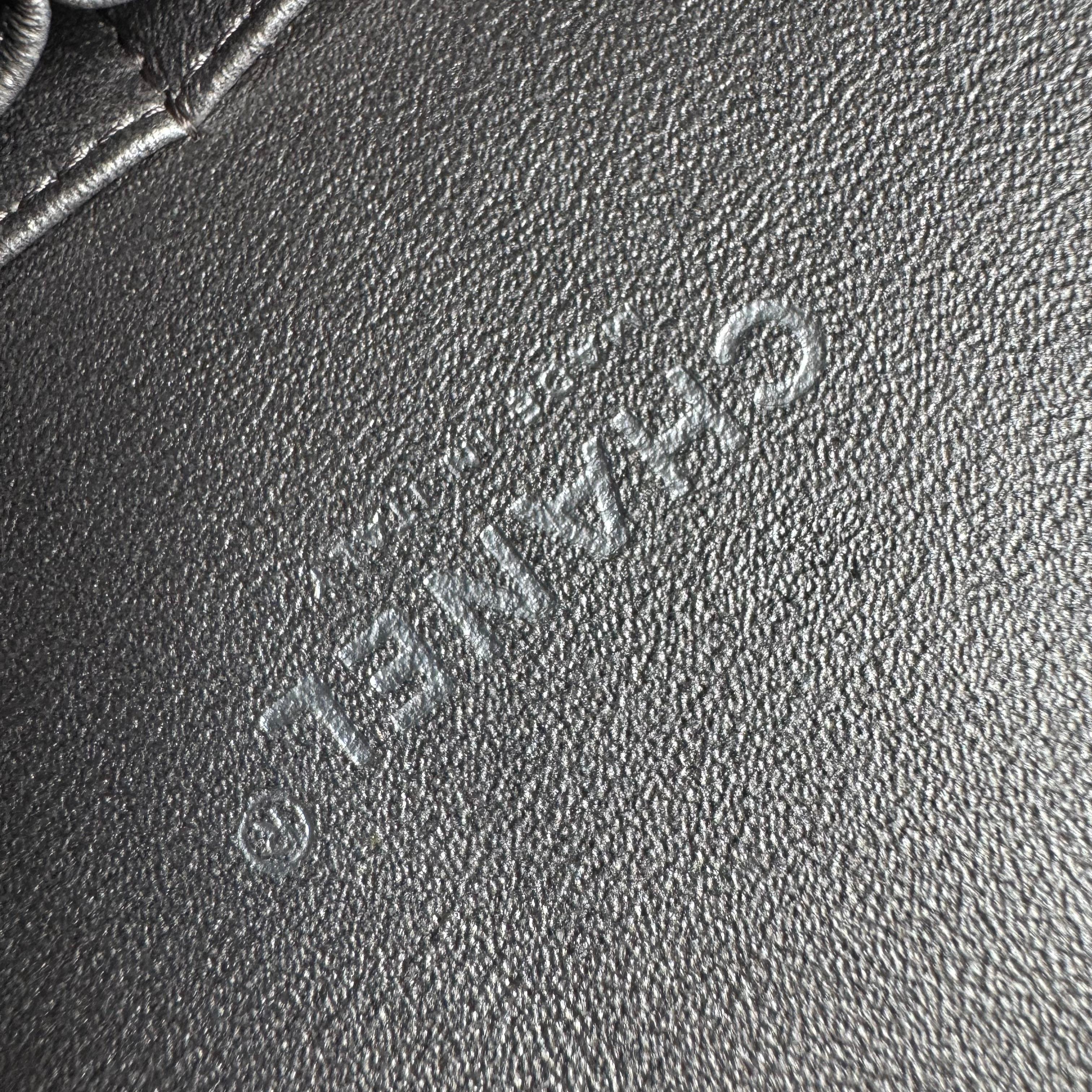 Chanel Classic Flap Maxi in pelle di agnello metallizzata con doppia patta e hardware argento in vendita 14