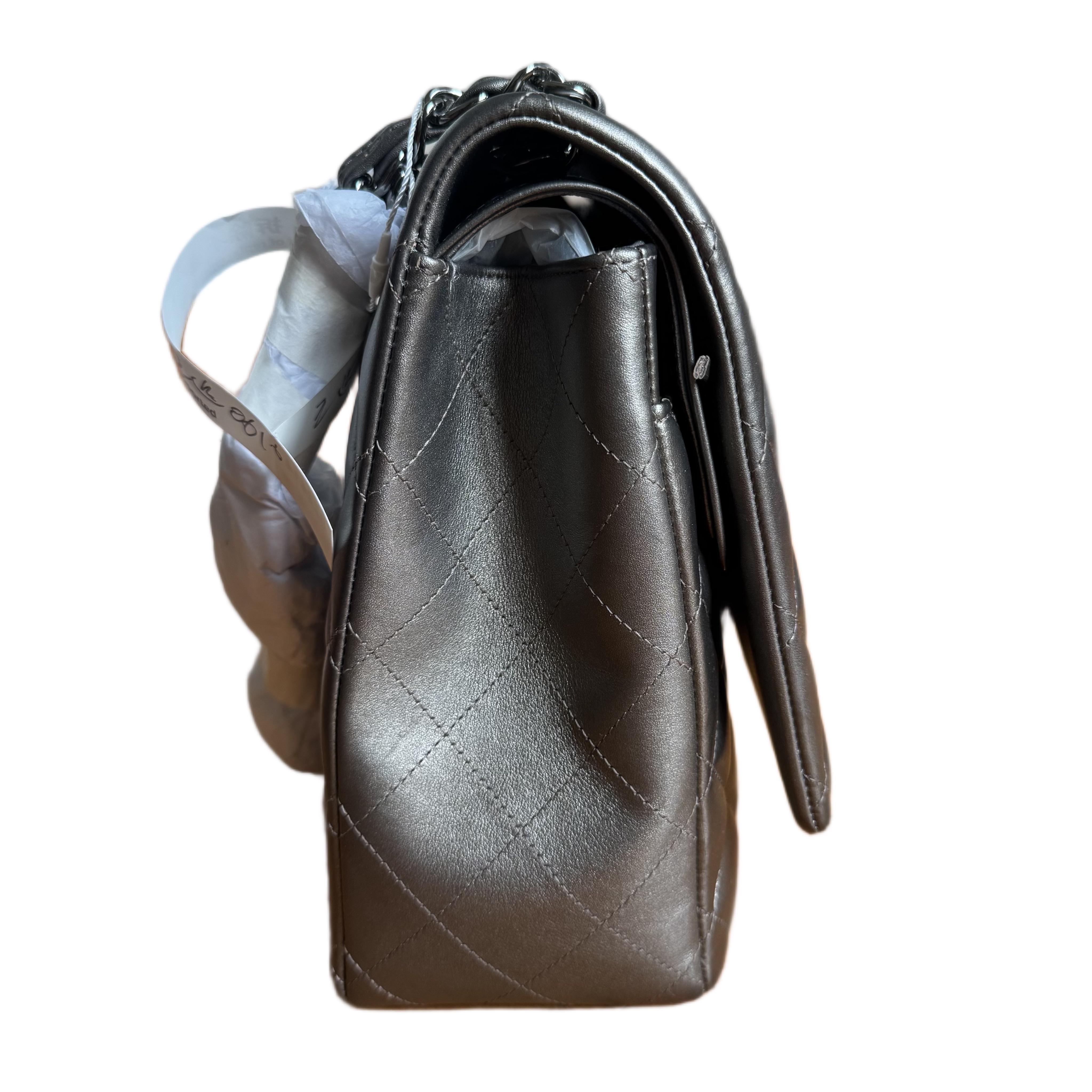 Chanel Classic Flap Maxi in pelle di agnello metallizzata con doppia patta e hardware argento 2013-14
Queste sono foto professionali della borsa offerta da Luxbags.
Abbraccia il lusso con questa intramontabile borsa Chanel Classic Maxi Flap