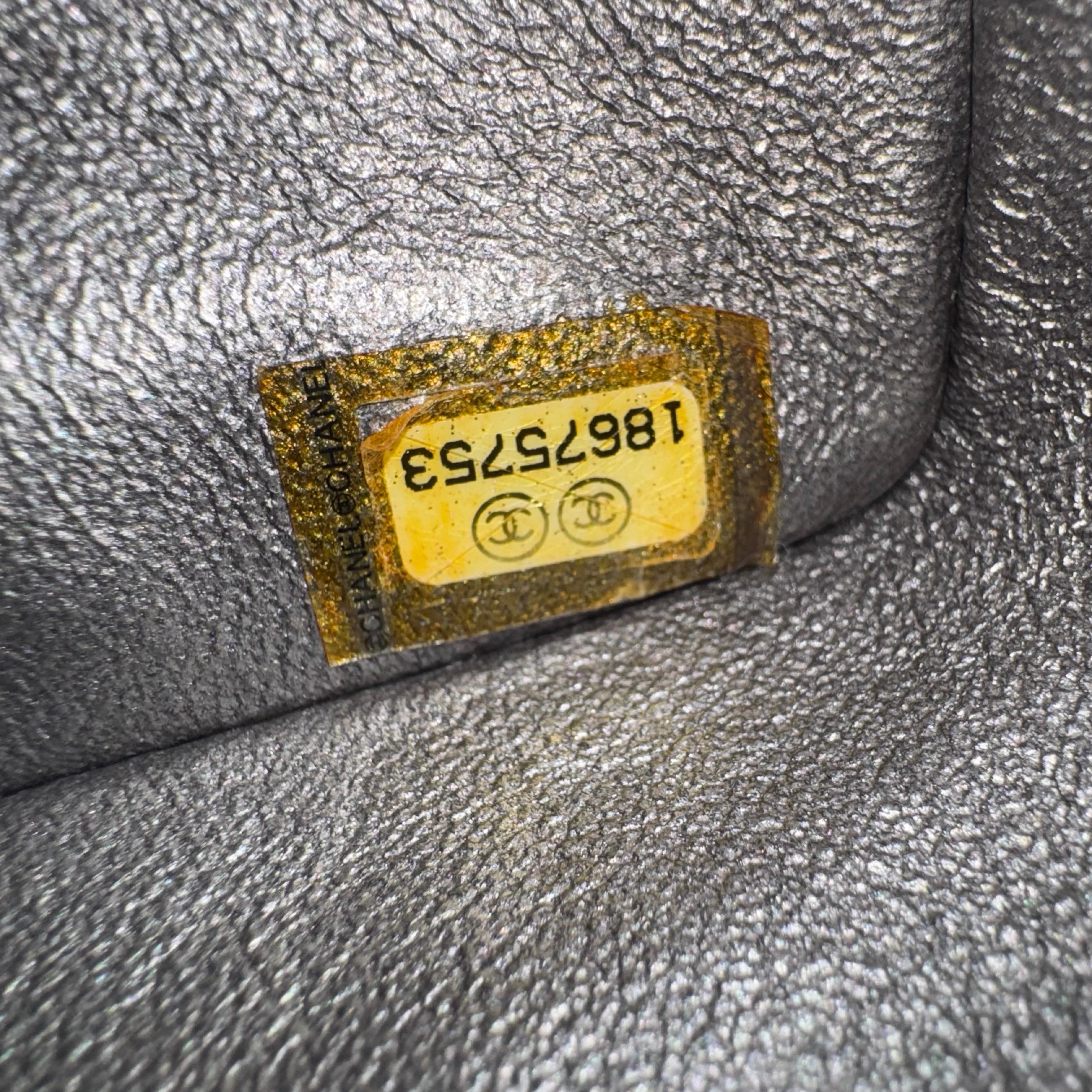 Chanel Classic Flap Maxi in pelle di agnello metallizzata con doppia patta e hardware argento in vendita 15