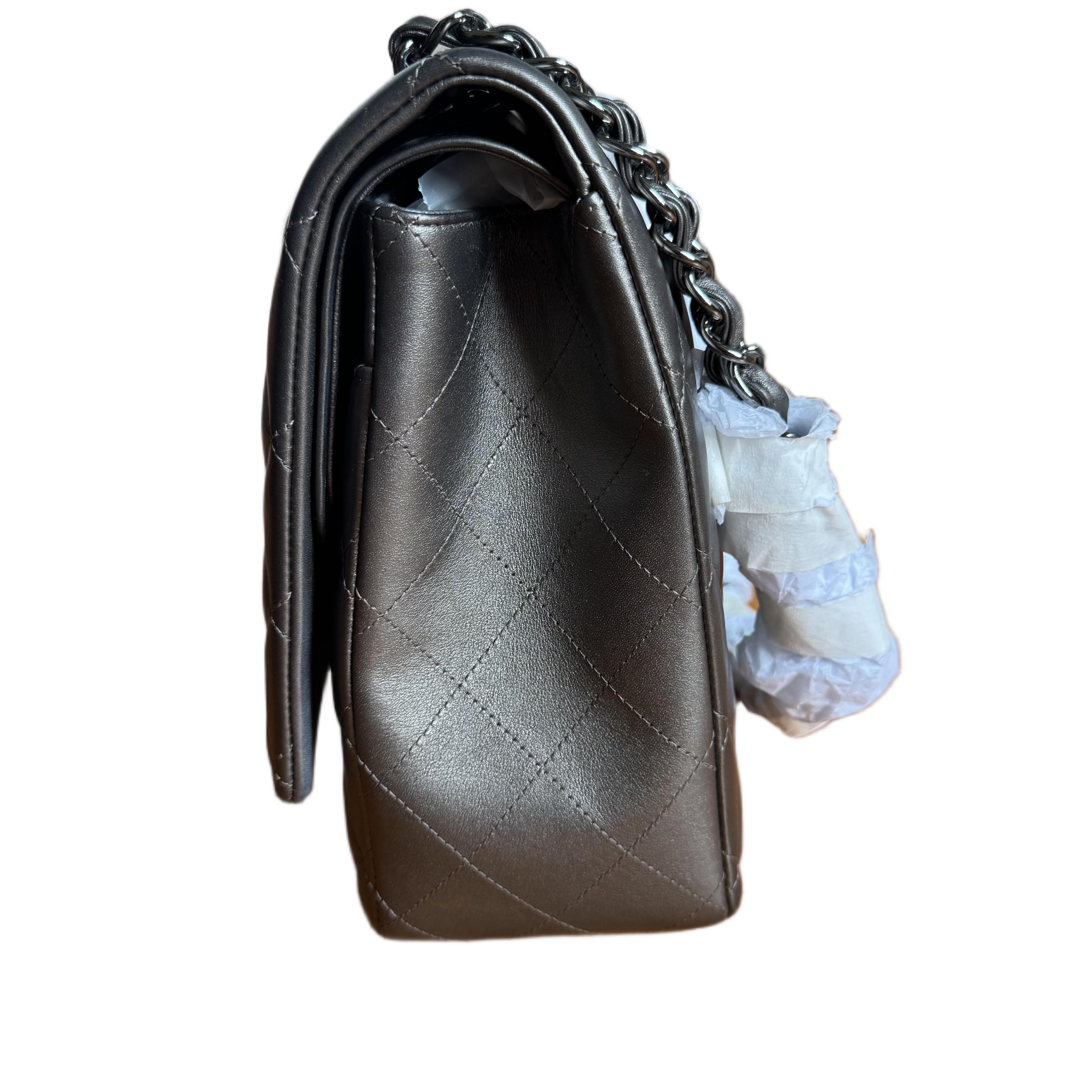 Nero Chanel Classic Flap Maxi in pelle di agnello metallizzata con doppia patta e hardware argento in vendita