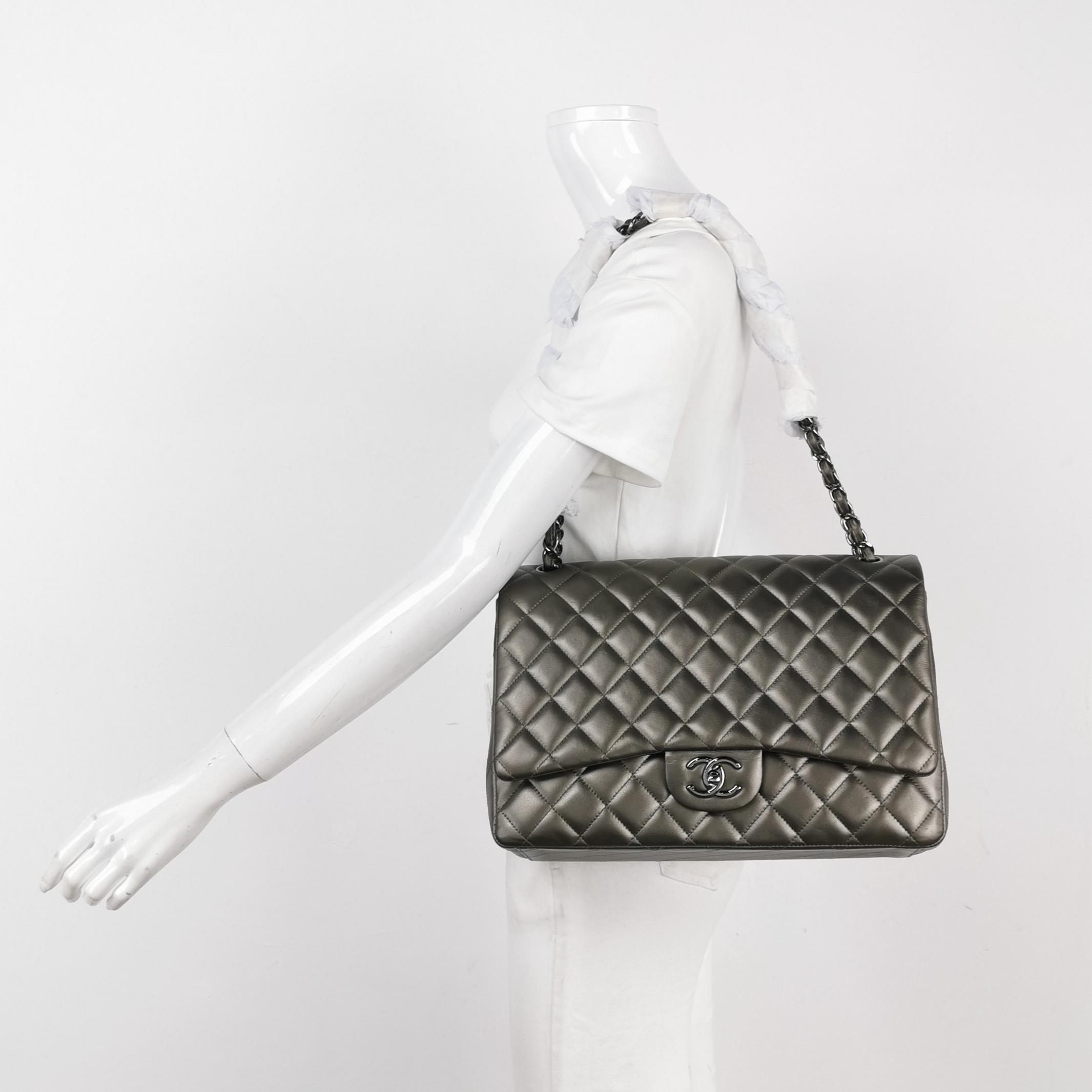 Grigio Chanel Classic Flap Maxi Metallic Lambskin Leather Double Flap Sliver Hardware in vendita