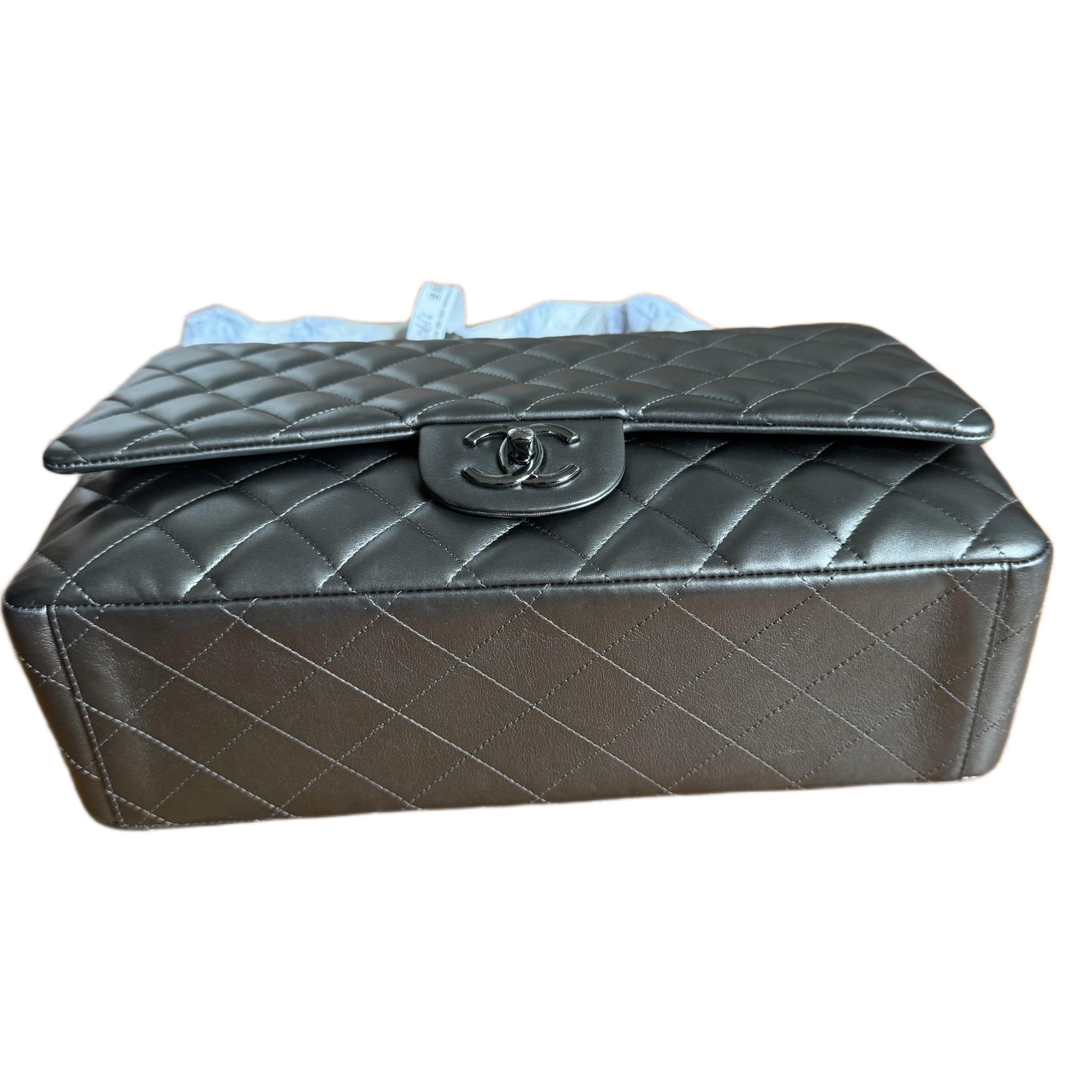 Chanel Classic Flap Maxi in pelle di agnello metallizzata con doppia patta e hardware argento In condizioni ottime in vendita a AUBERVILLIERS, FR