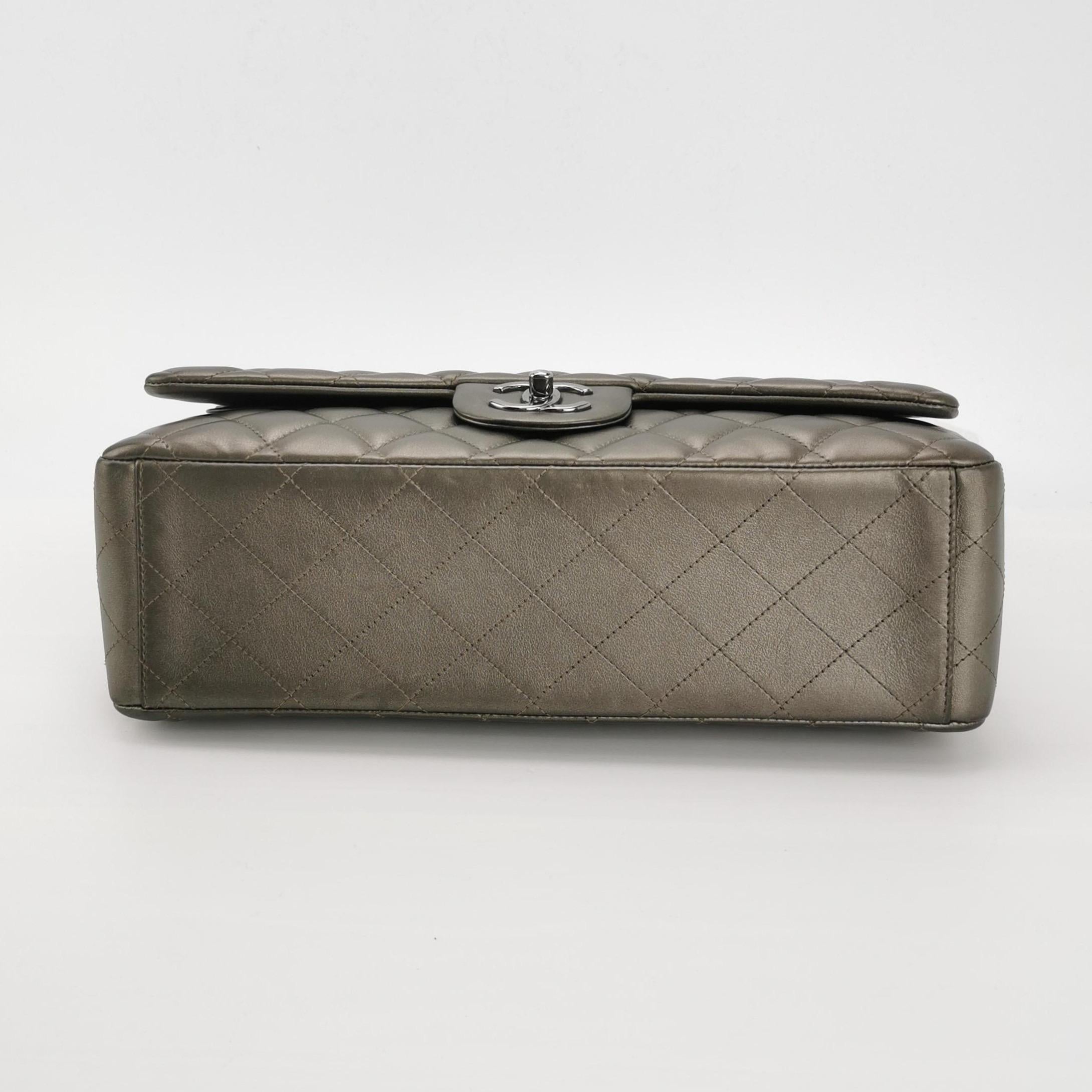 Chanel Classic Flap Maxi Metallic Lambskin Leather Double Flap Sliver Hardware In condizioni ottime in vendita a AUBERVILLIERS, FR