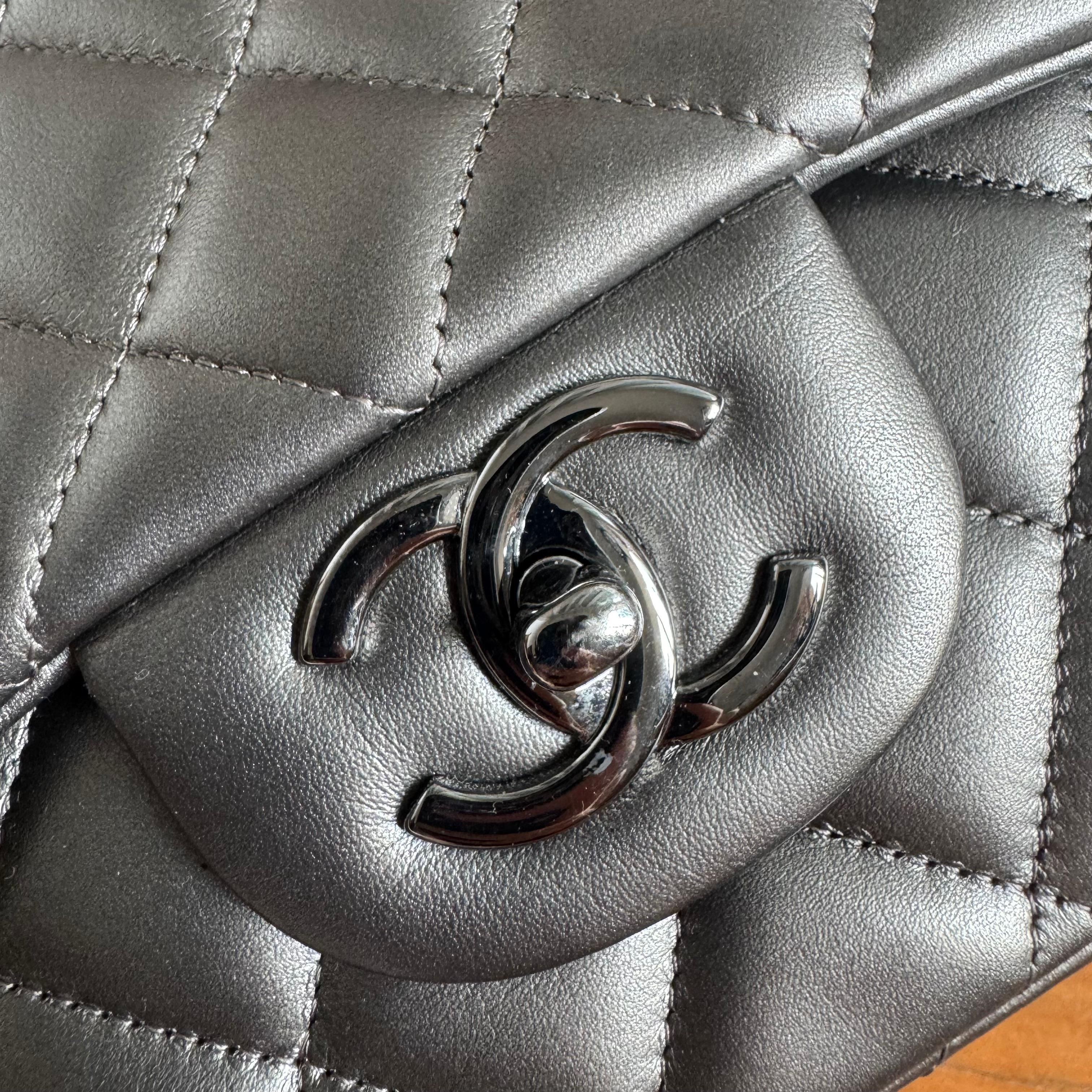 Donna Chanel Classic Flap Maxi in pelle di agnello metallizzata con doppia patta e hardware argento in vendita