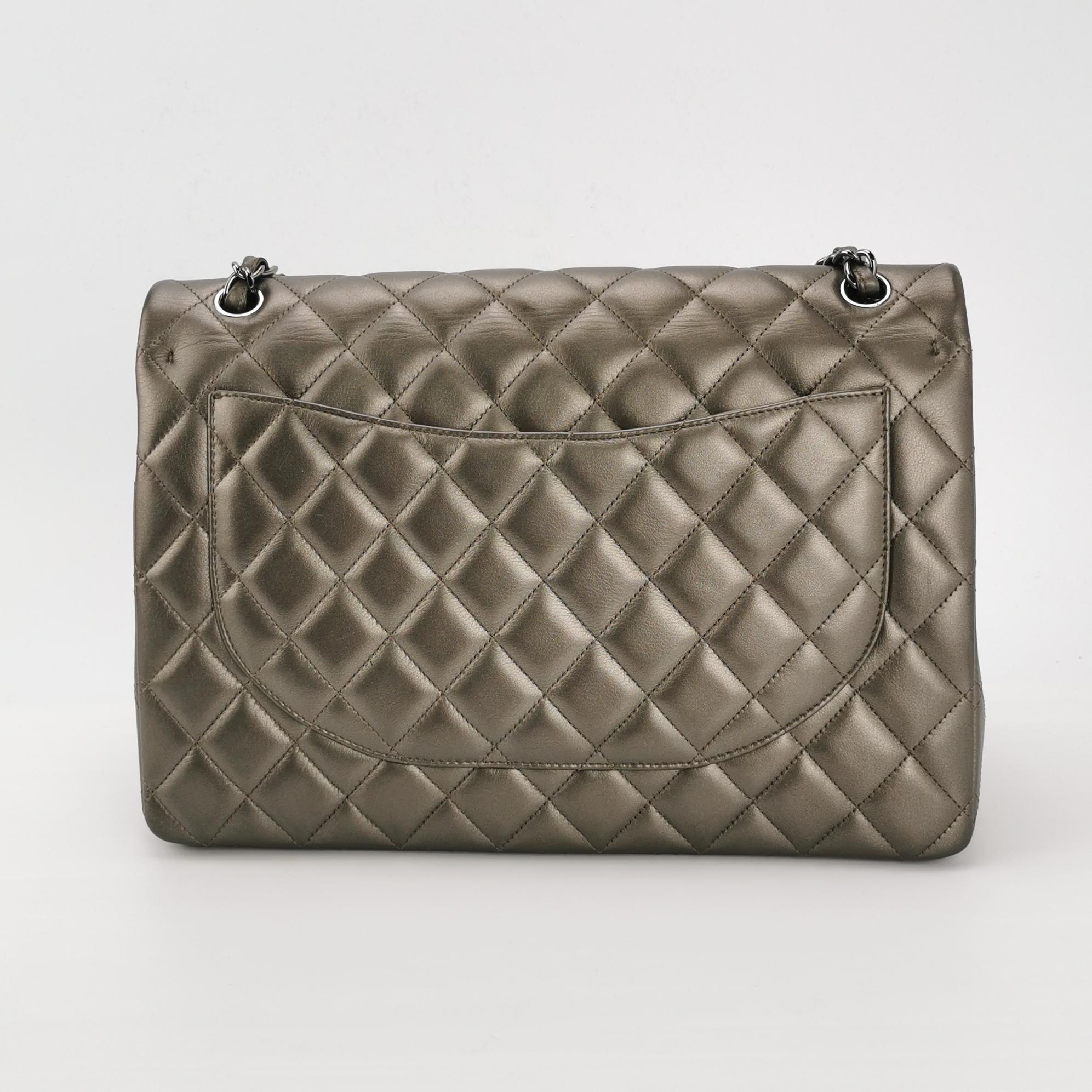 Donna Chanel Classic Flap Maxi Metallic Lambskin Leather Double Flap Sliver Hardware in vendita