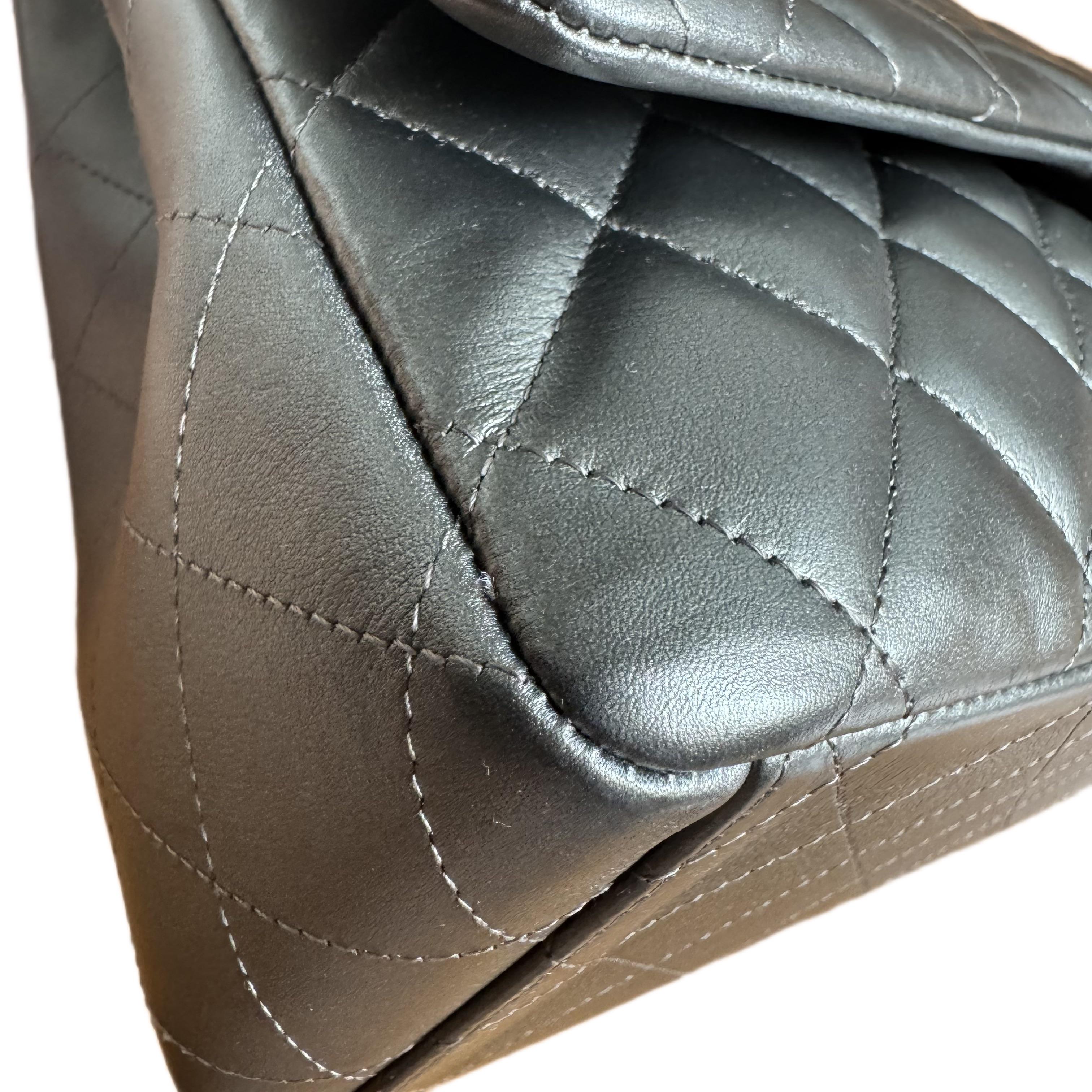 Chanel Classic Flap Maxi in pelle di agnello metallizzata con doppia patta e hardware argento in vendita 1