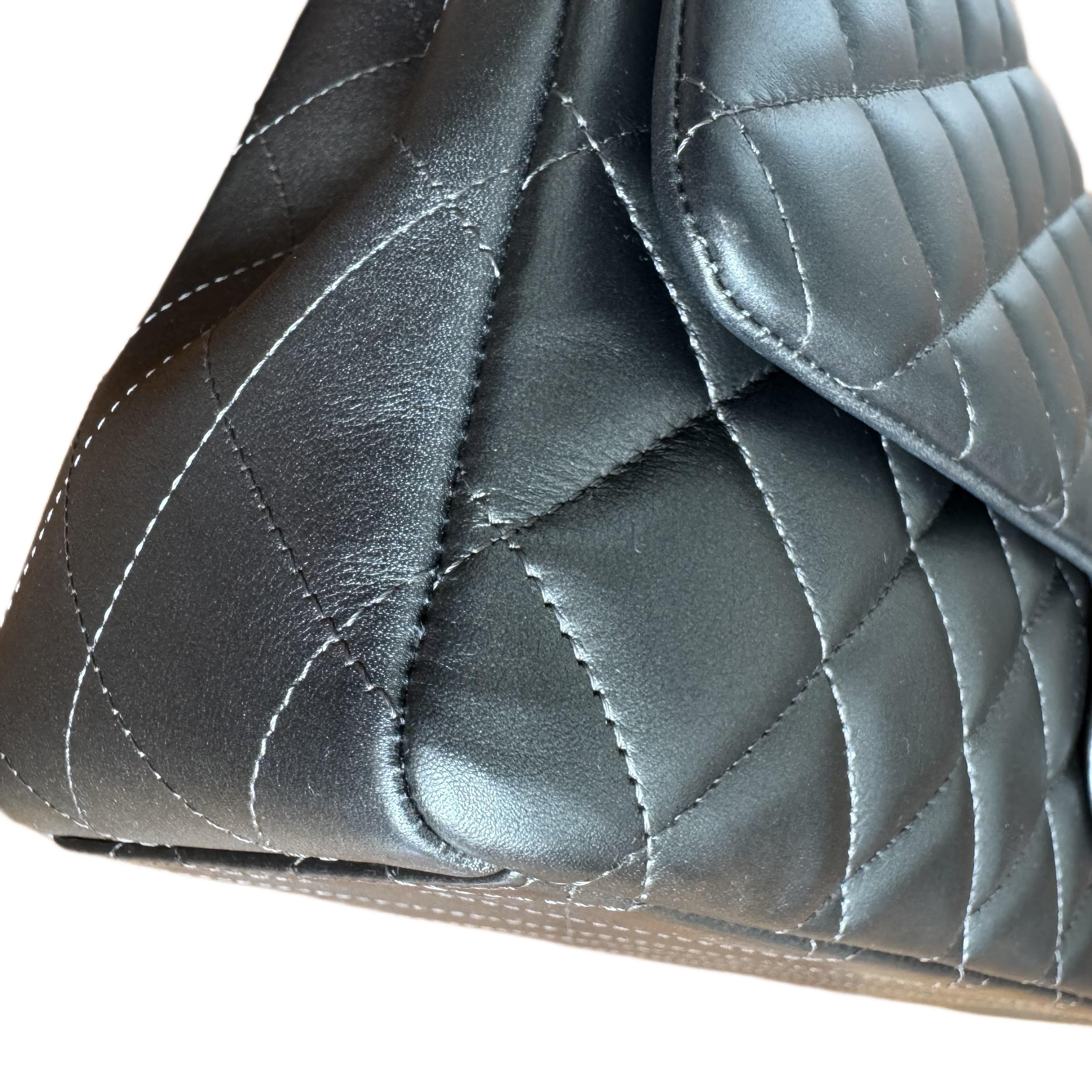 Chanel Classic Flap Maxi in pelle di agnello metallizzata con doppia patta e hardware argento in vendita 2