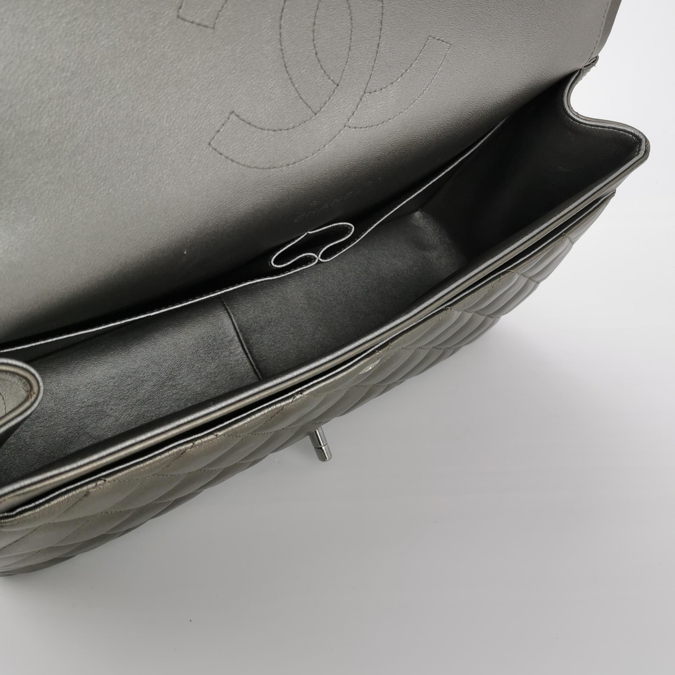 Chanel Classic Flap Maxi Metallic Lambskin Leather Double Flap Sliver Hardware in vendita 2