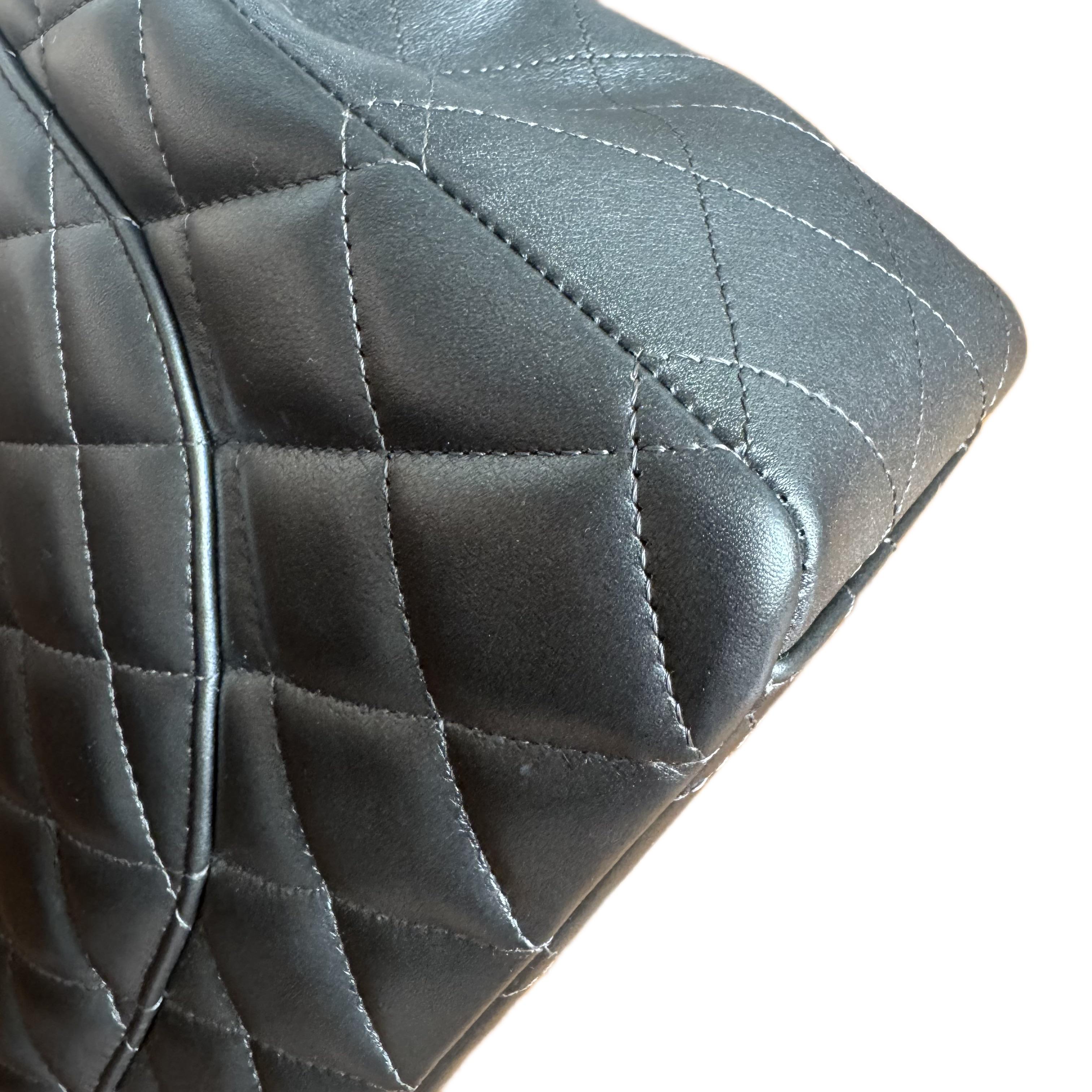 Chanel Classic Flap Maxi in pelle di agnello metallizzata con doppia patta e hardware argento in vendita 3