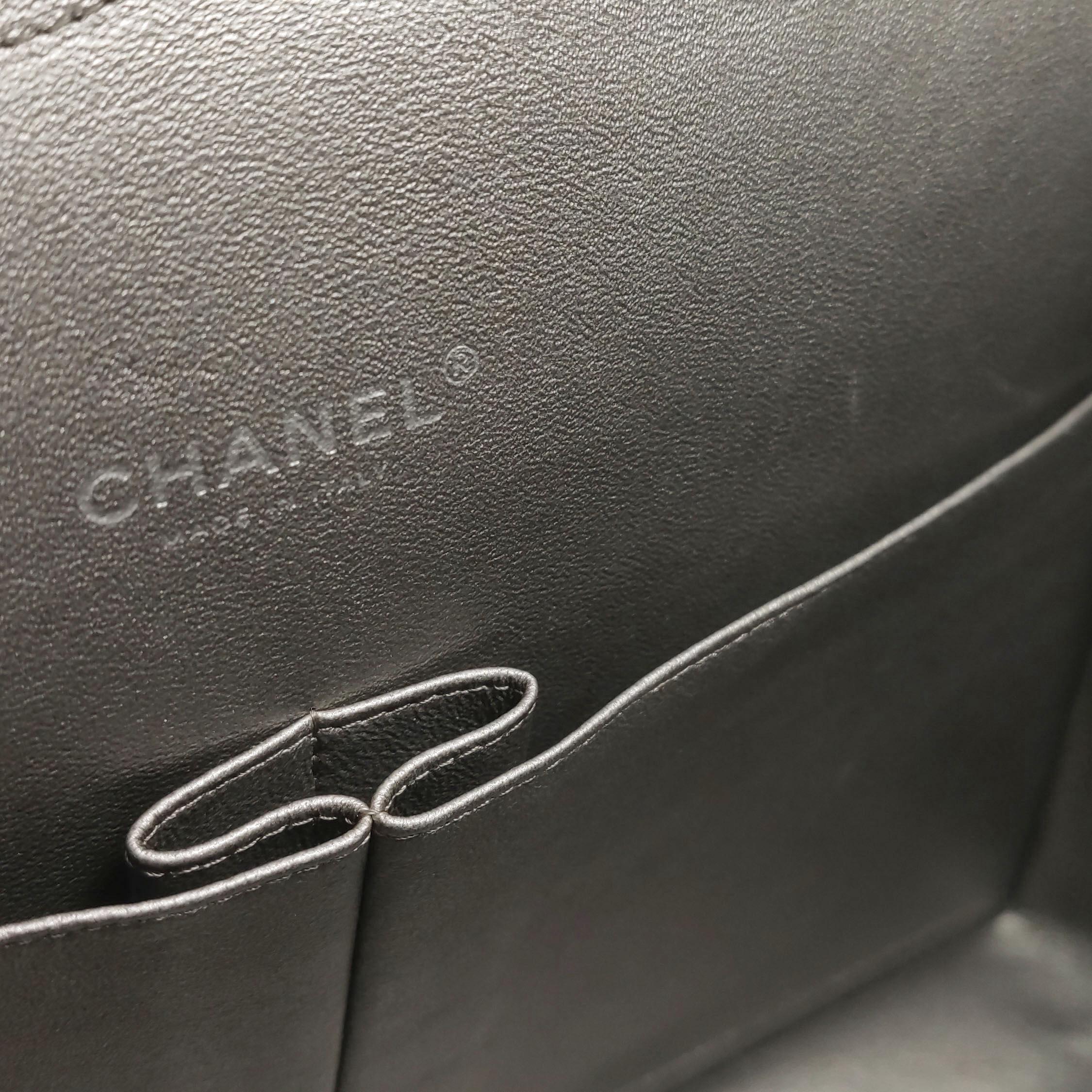 Chanel Classic Flap Maxi Metallic Lambskin Leather Double Flap Sliver Hardware in vendita 3