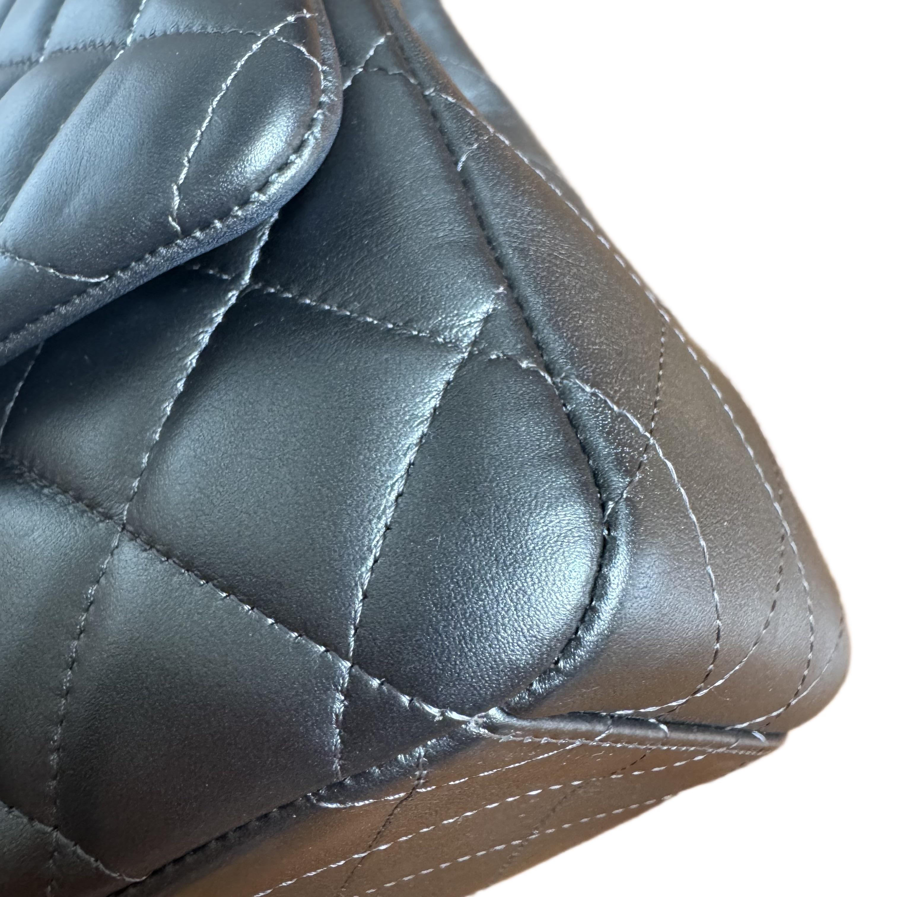 Chanel Classic Flap Maxi in pelle di agnello metallizzata con doppia patta e hardware argento in vendita 4