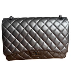 Chanel Classic Flap Maxi in pelle di agnello metallizzata con doppia patta e hardware argento