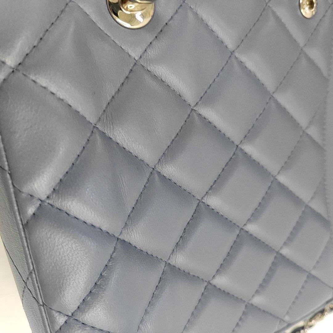 Chanel Classic Flap Maxi Misty Blue in pelle d'agnello con doppia pattina e Silver-ton in vendita 6