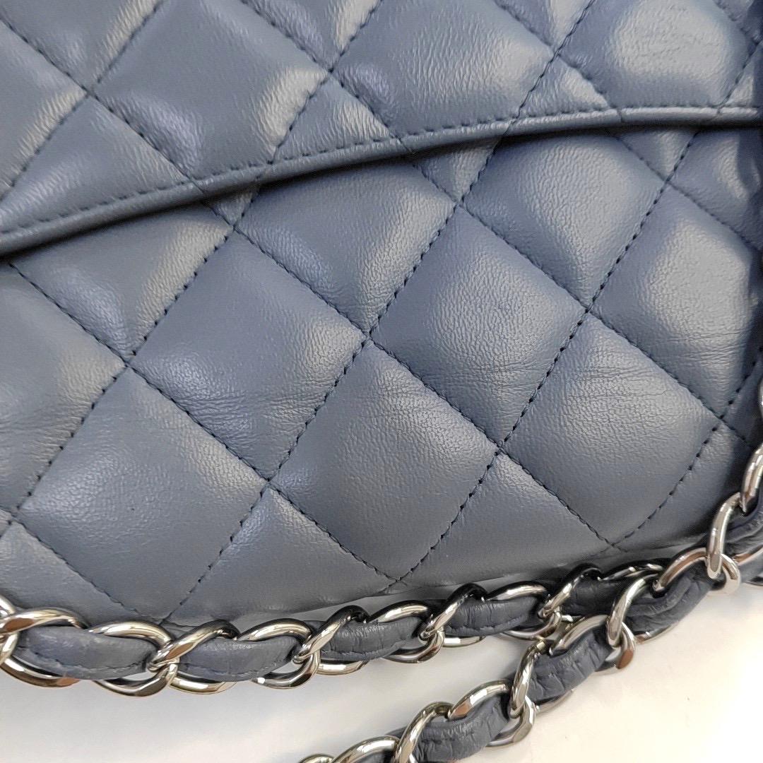Chanel Classic Flap Maxi Misty Blue in pelle d'agnello con doppia pattina e Silver-ton in vendita 7