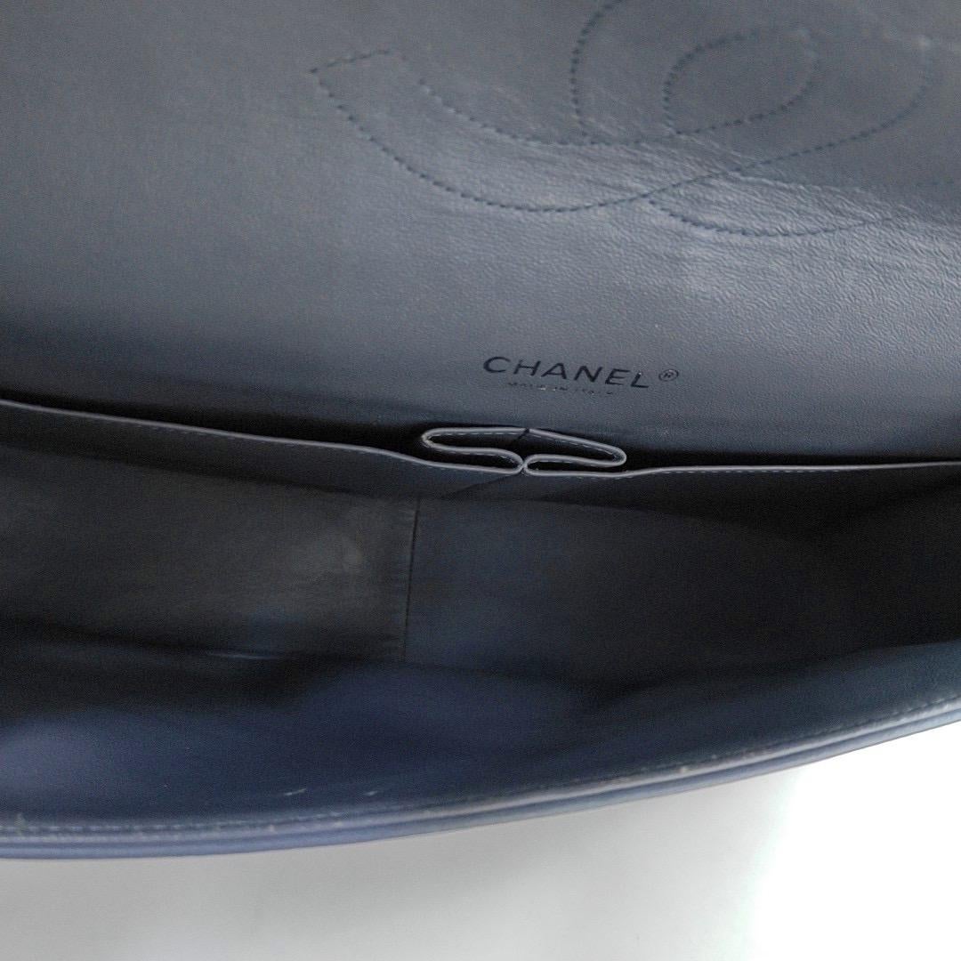Chanel Classic Flap Maxi Misty Blue in pelle d'agnello con doppia pattina e Silver-ton in vendita 9