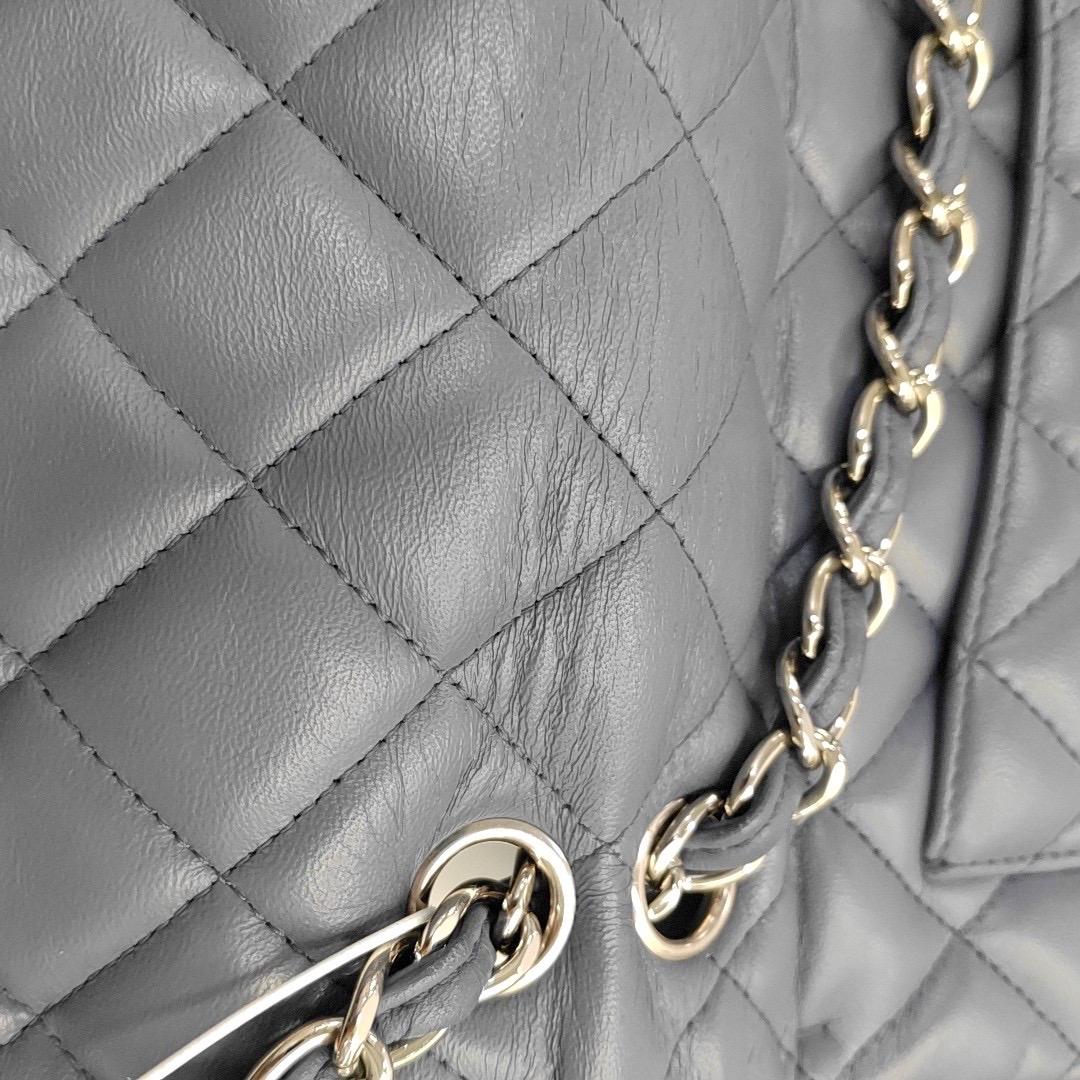 Chanel Classic Flap Maxi Misty Blue in pelle d'agnello con doppia pattina e Silver-ton in vendita 10