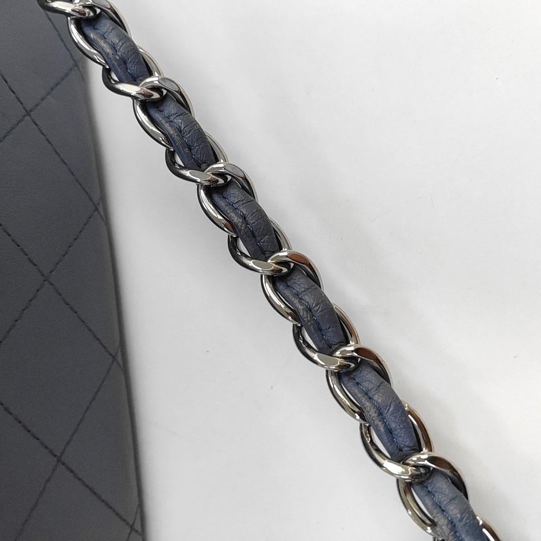 Chanel Classic Flap Maxi Misty Blue in pelle d'agnello con doppia pattina e Silver-ton in vendita 12