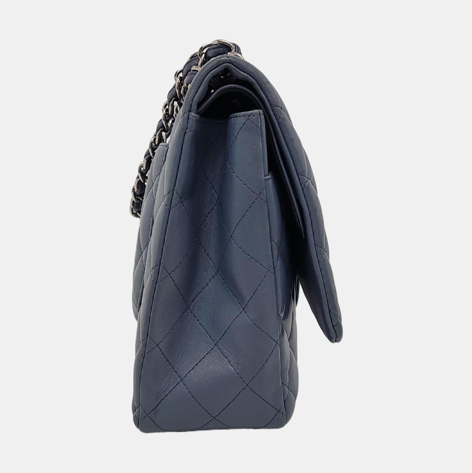 Grigio Chanel Classic Flap Maxi Misty Blue in pelle d'agnello con doppia pattina e Silver-ton in vendita